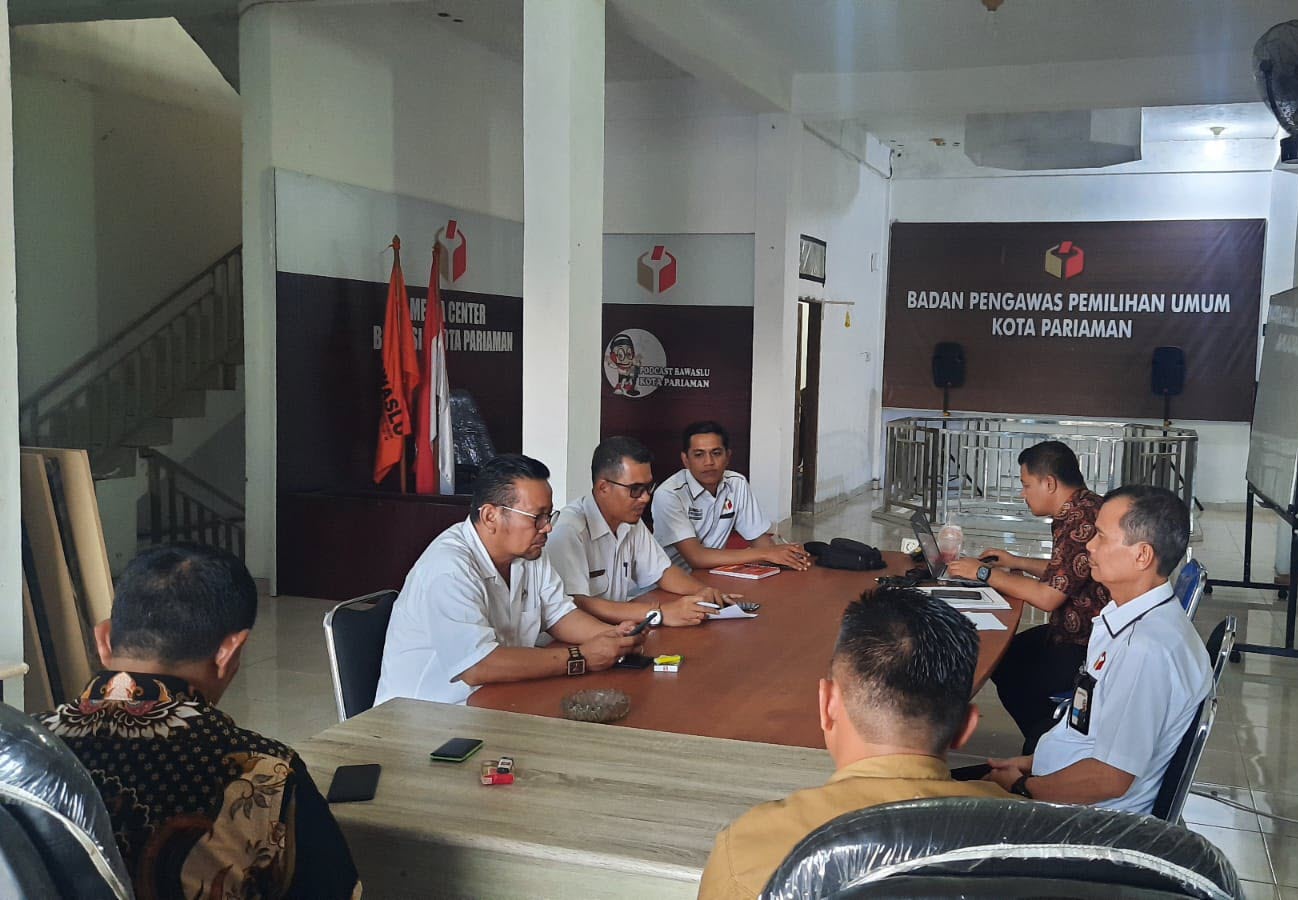 Supervisi Ketua Bawaslu Sumatera Barat Surya Efitrimen ke Bawaslu Kota Pariaman