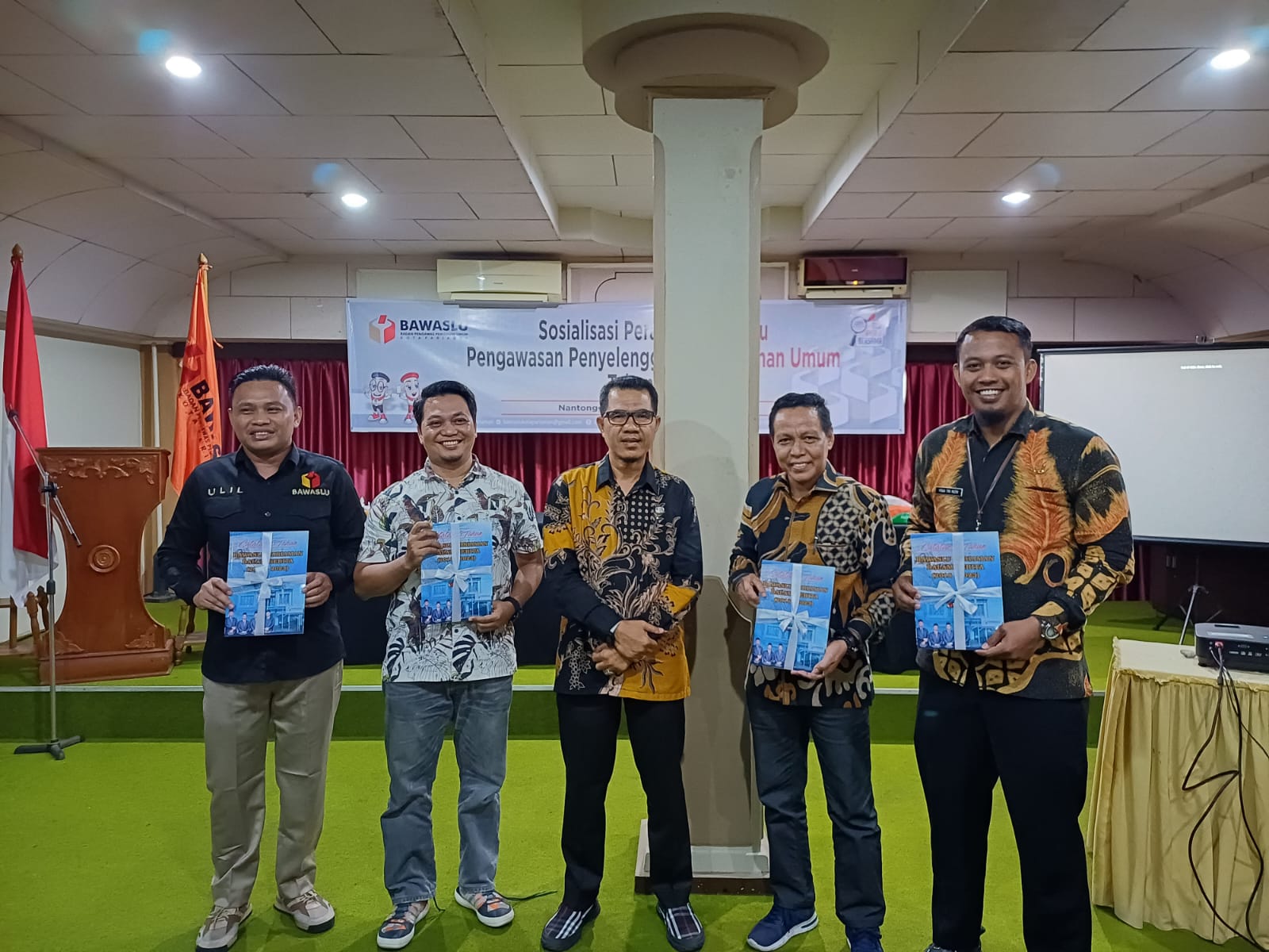 Koordinator Sekretariat Bawaslu Pariaman Periode 2018-2023 berikan Kenang-Kenangan Berupa Buku Kepada Bawaslu Pariaman