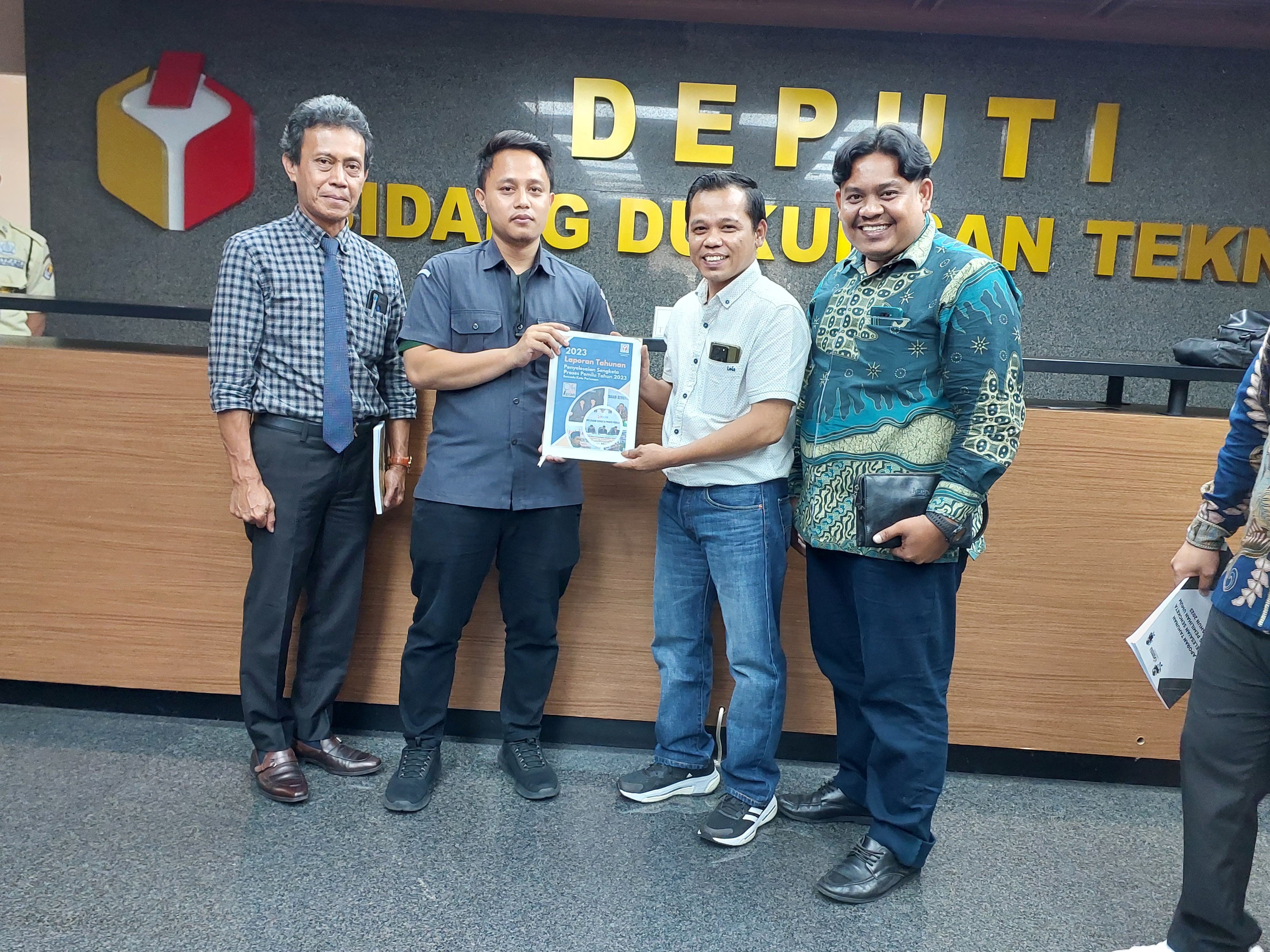 Foto penyerahan laporan tahunan penyelesaian sengketa proses pemilu tahun 2023