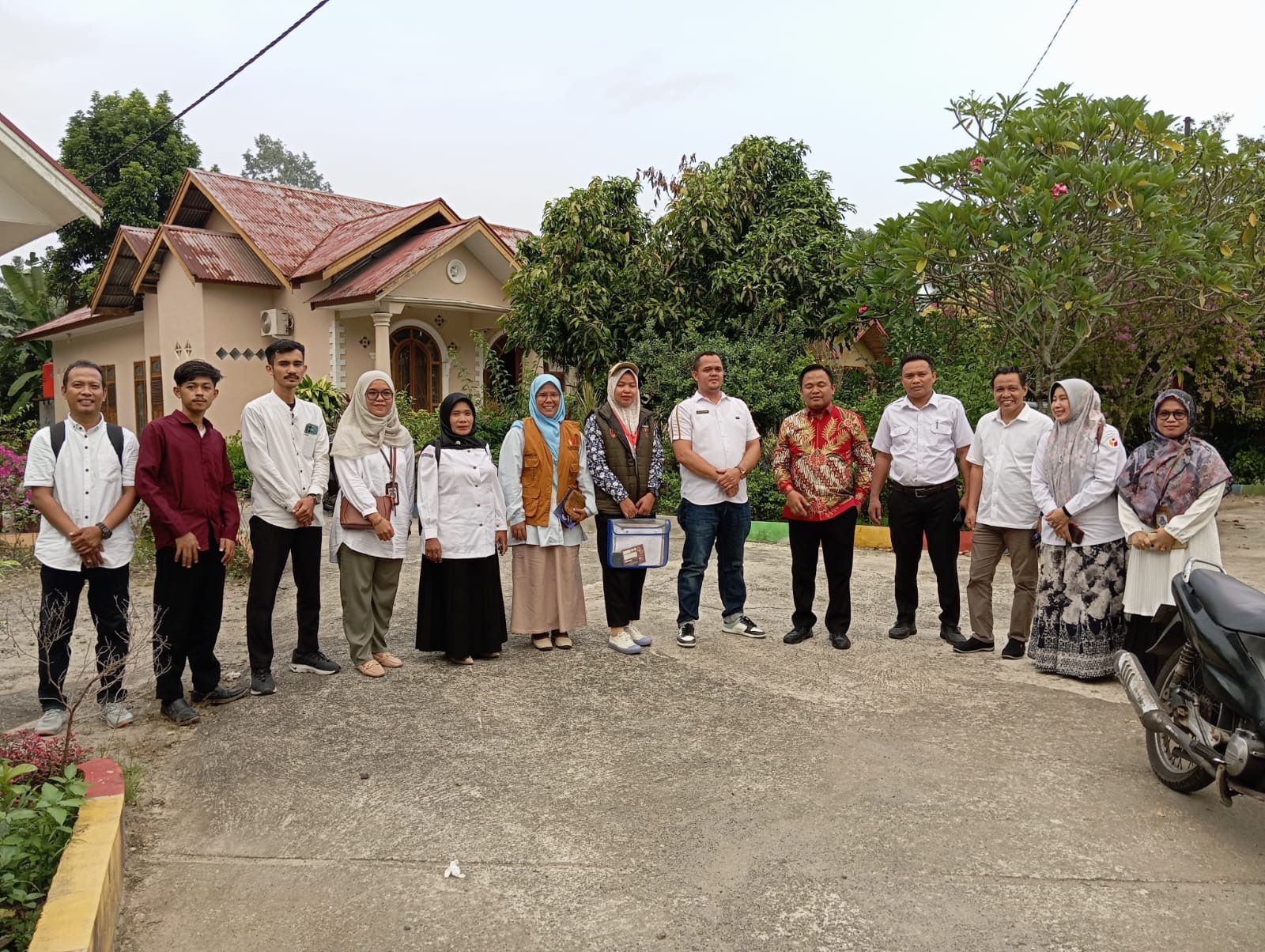 Foto pimpinan Bawaslu Provinsi dan Bawaslu Kota Pariaman saat setelah melaksanakan monitoring pengawasan coklit