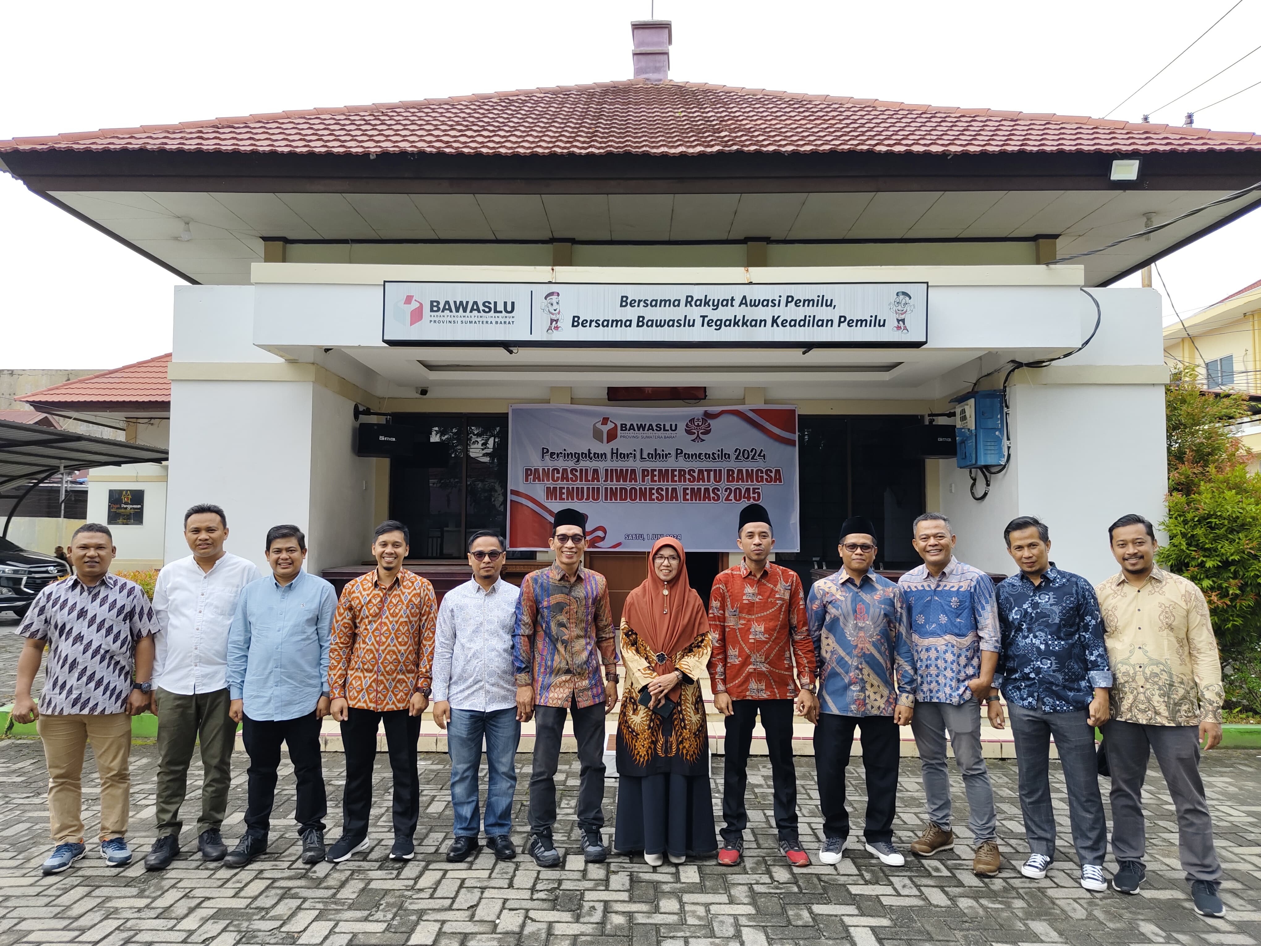 Foto bersama Kordiv Bawaslu Kabupaten/Kota setelah Upacara