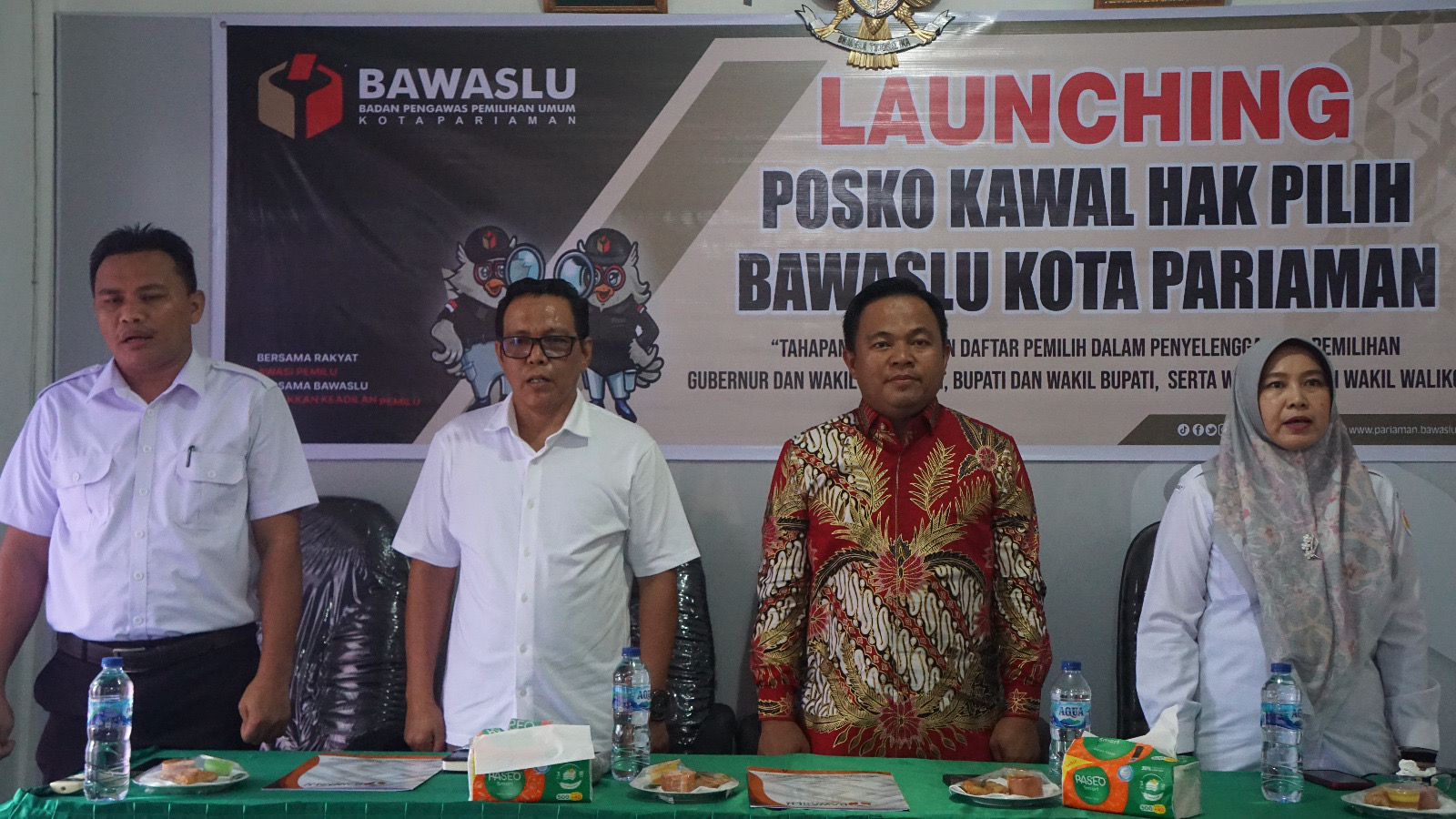 Foto pimpinan bawaslu kota pariaman dan bawaslu provinsi sumatera barat saat menyanyikan lagu indonesia raya