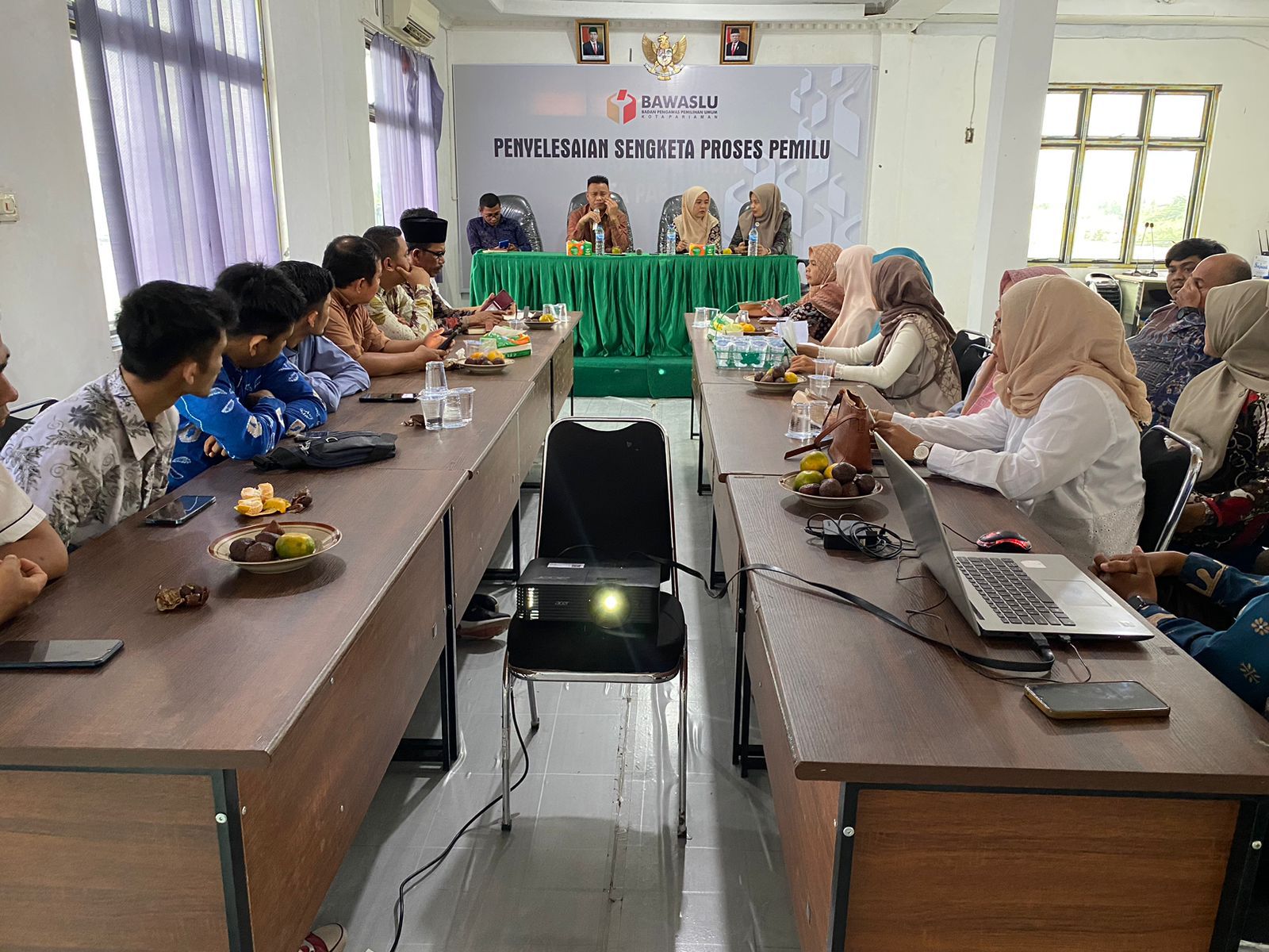 Koordinator Divisi HPPH, Ulil Amri memberikan Pengarahan saat Rakor Kehumasan bersama Panwascam
