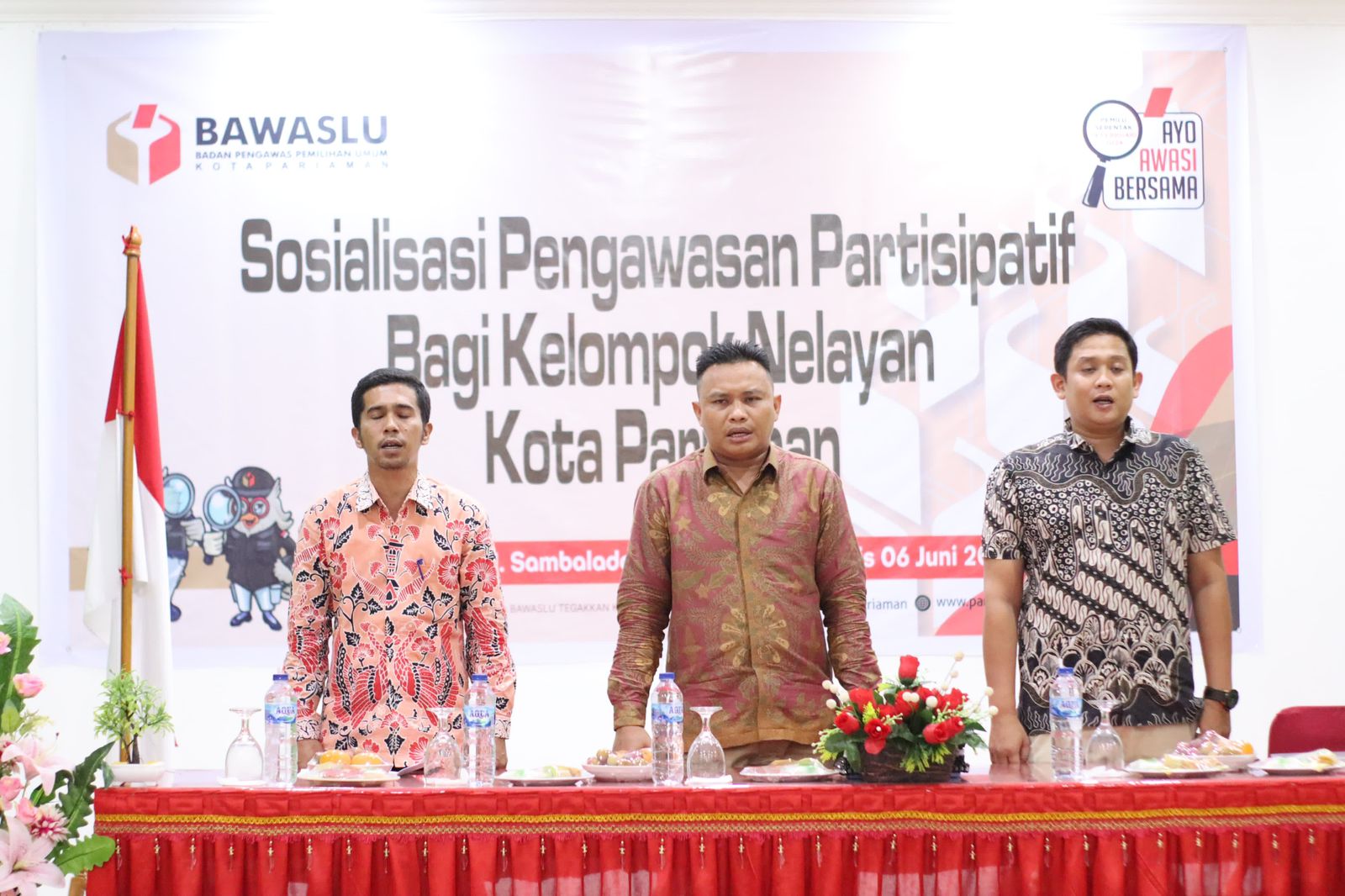 Foto Pimpinan Bersama Narasumber Kepala Kantor Kesbangpol Kota Pariaman, Ferry Ferdian Bagindo Putra dan Dosen UIN Padang, Aidil Aulya saat menyanyikan Lagu Indonesia Raya