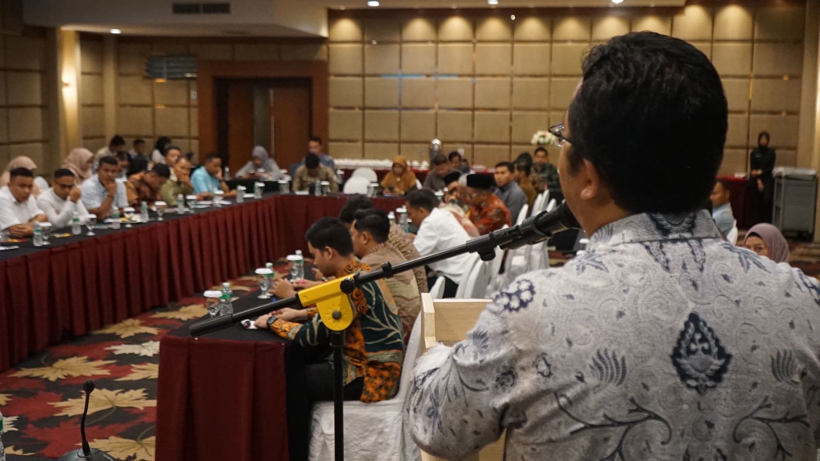 Foto Ketua Bawaslu Provinsi Sumatera Barat sedang memberikan kata sambutan di hadapan peserta Rapat Koordinasi Pengawasan Pemilu Partisipatif