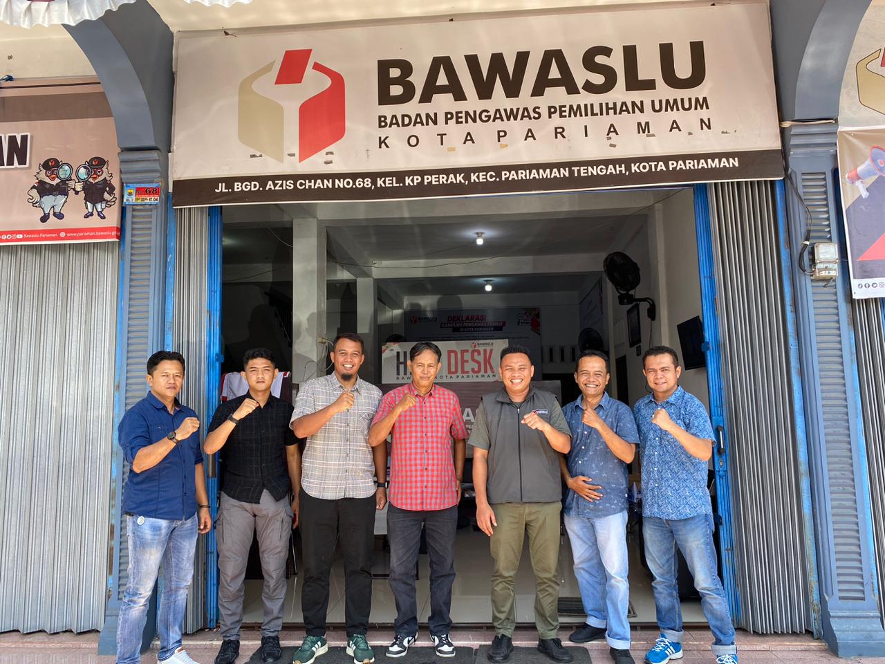 Foto bersama Koordinator Divisi HPPH, Ulil Amri, Koordinator Sekretariat, Yoga Tri Rizki Bawaslu Kota Pariaman dengan tim polda sumbar