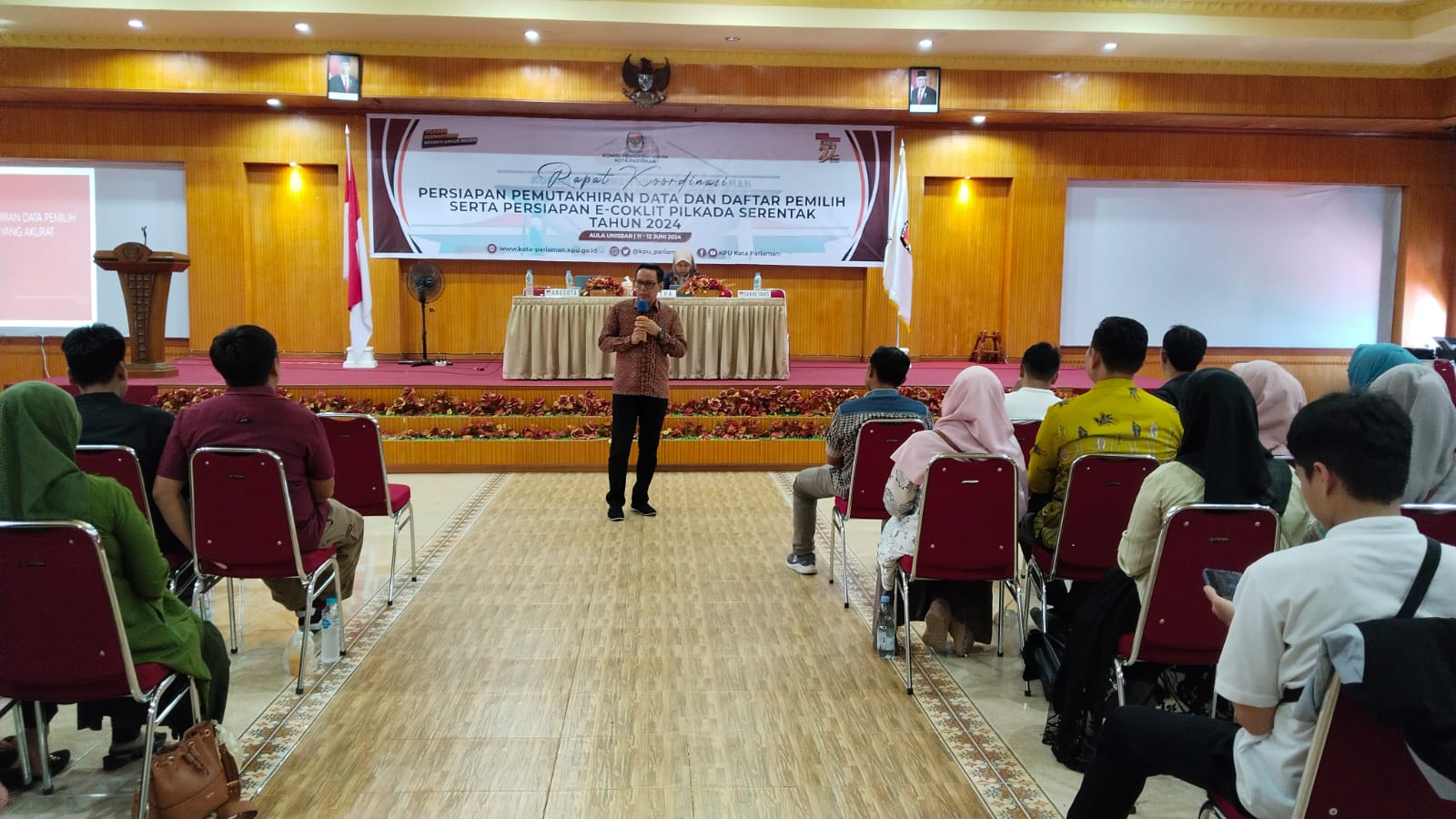 Foto Ketua Bawaslu Riswan saat menjadi Narasumber pada Rapat Koordinasi Persiapan Pemutakhiran Data Pemilih Pemilihan GUbernur dan Wakil Gubernur, Bupati dan Wakil Bupati, Walikota dan Wakil Walikota tahun 2024 