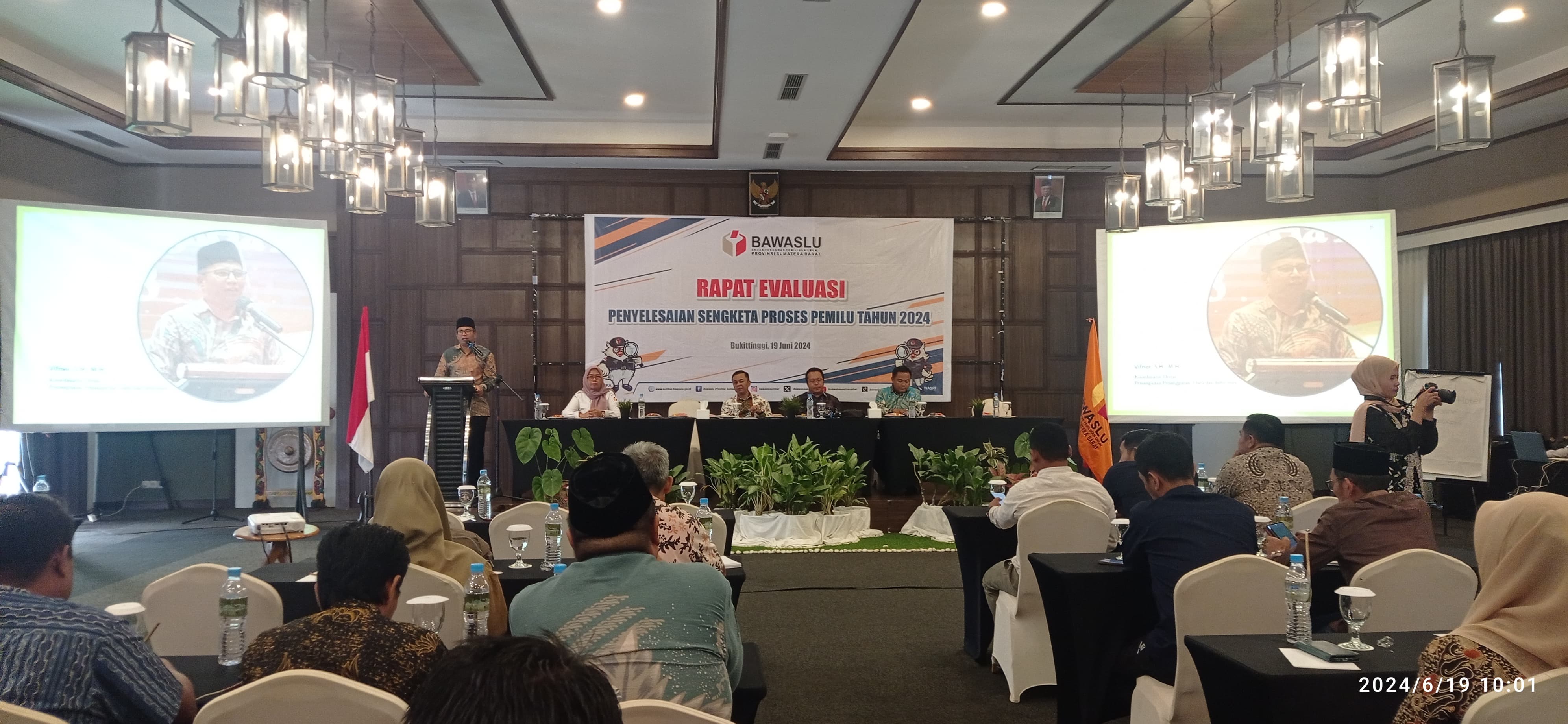 Foto saat Pimpinan Bawaslu Provinsi Sumatera Barat, Vifner saat memberikan sambutan dalam kegiatan Rapat Evaluasi Penyelesaian Sengketa proses Pemilu 2024