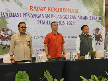 Foto Pimpinan Bawaslu Provinsi Sumatera Barat saat menyanyikan Lagu Indonesia Raya dan Mars Bawaslu