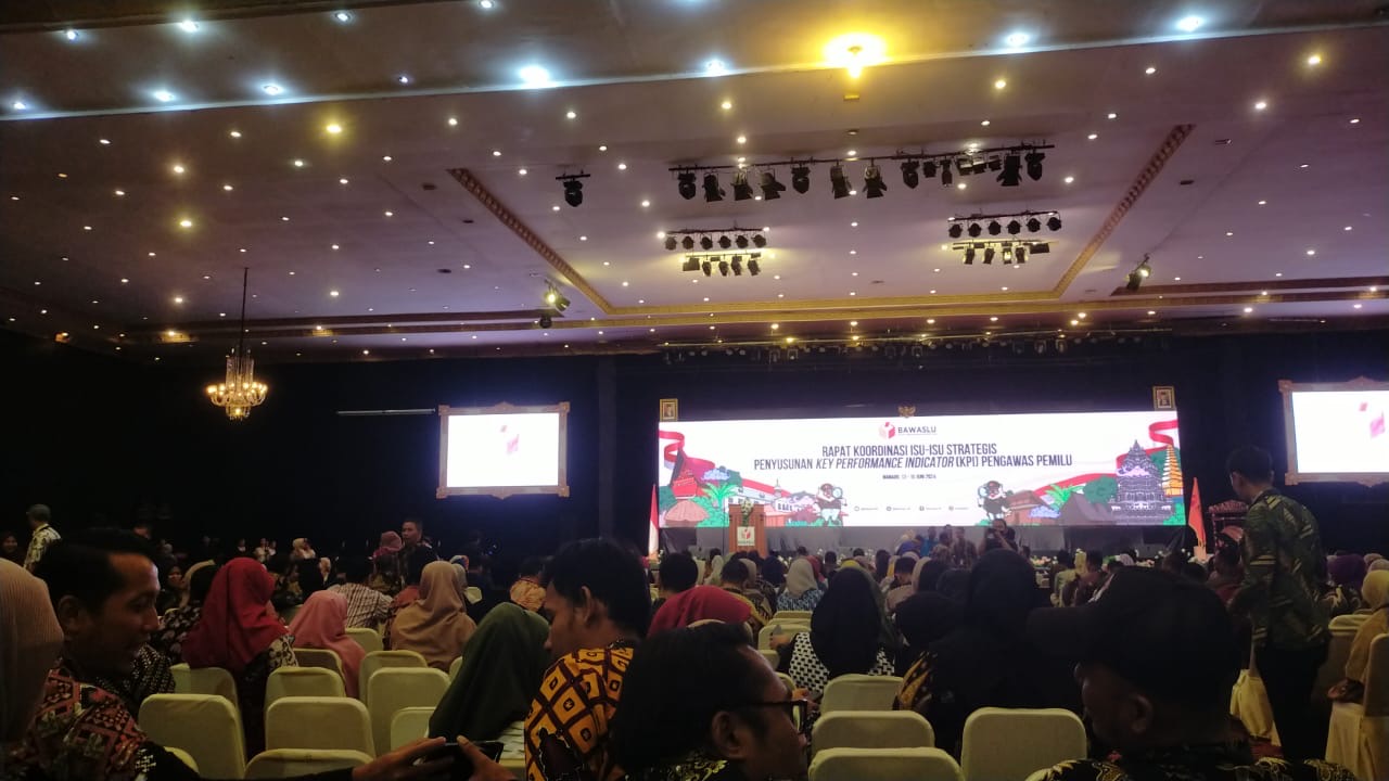 Foto saat pembukaan Rapat Koordinasi  Isu-Isu Strategis Penyusunan Key Performance Indicator (KPI) 