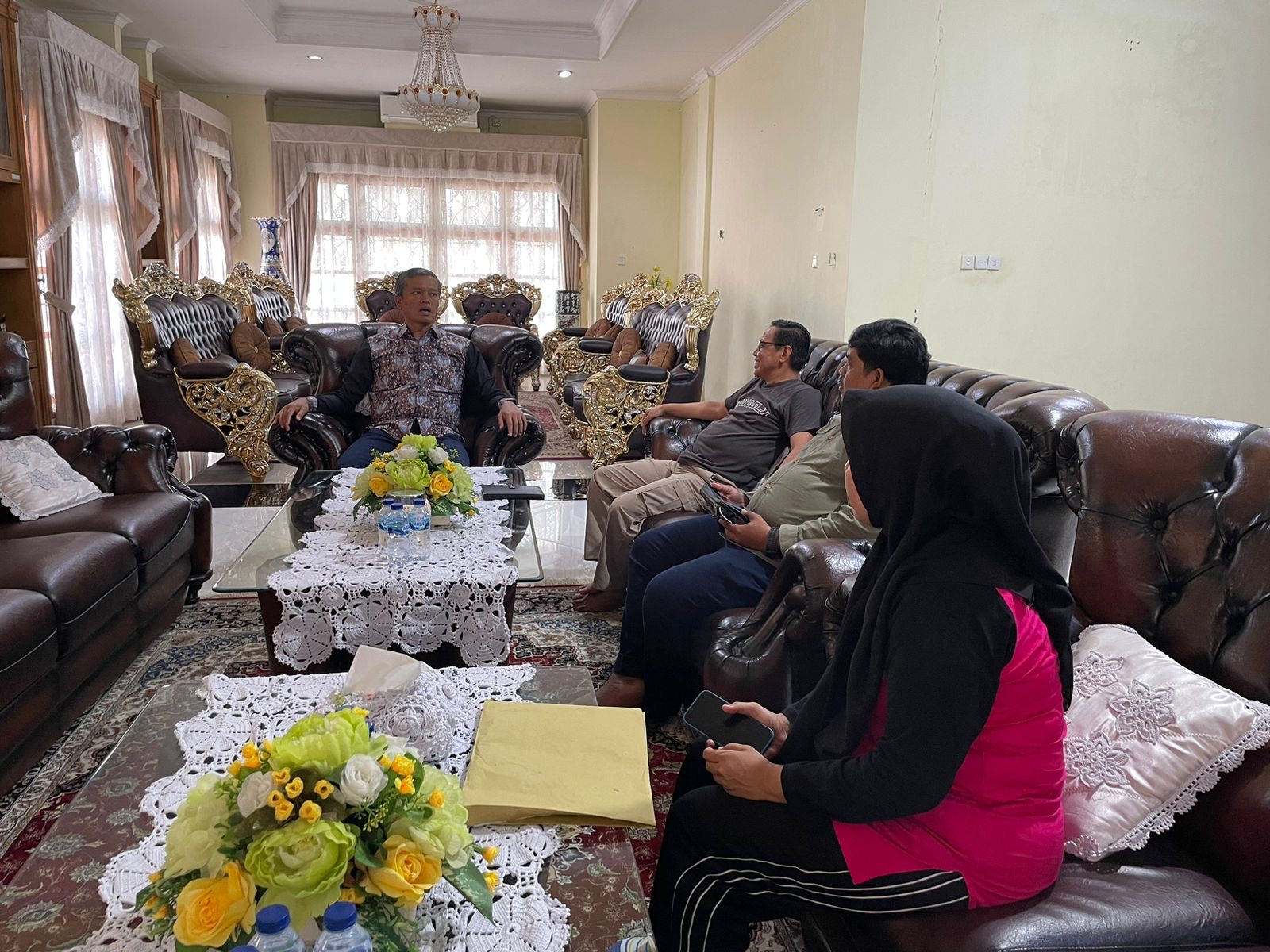 Foto saat ketua bawaslu riswan melakukan koordinasi dengan pj walikota, Roberia