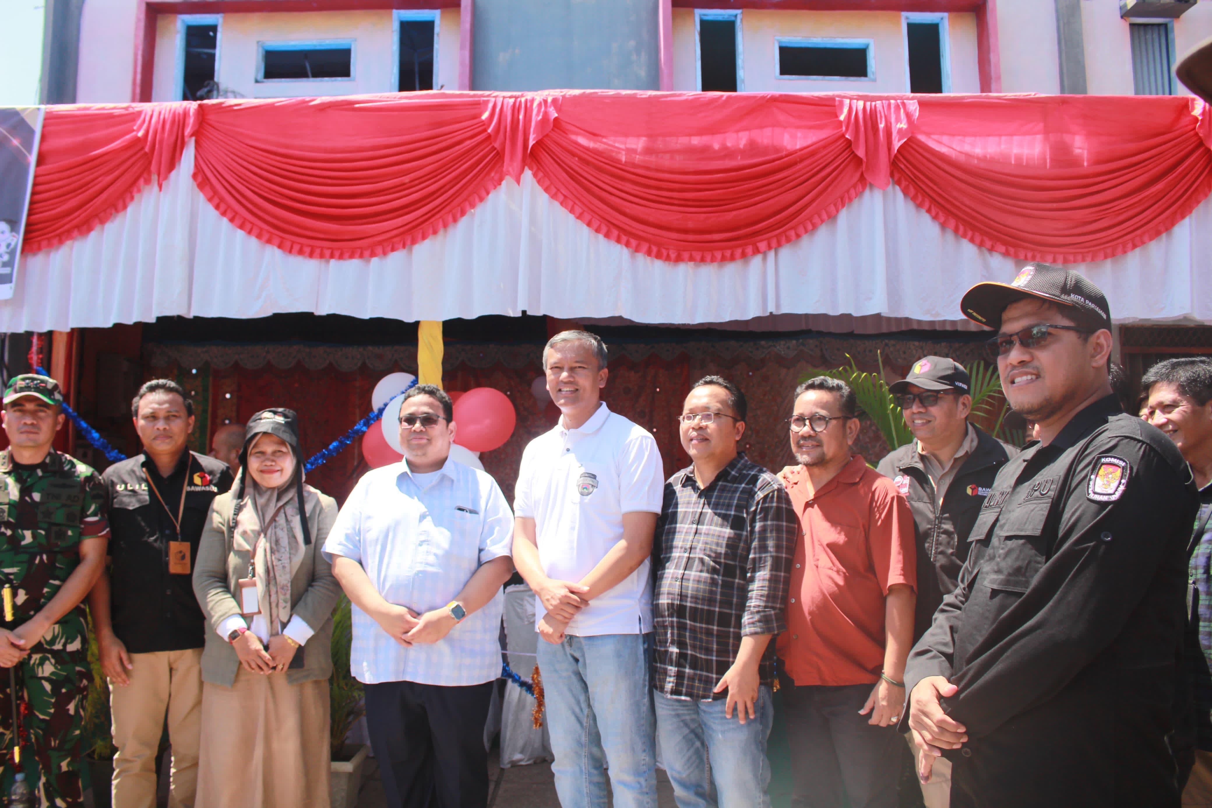 Foto bersama saat kedatangan ketua bawaslu RI