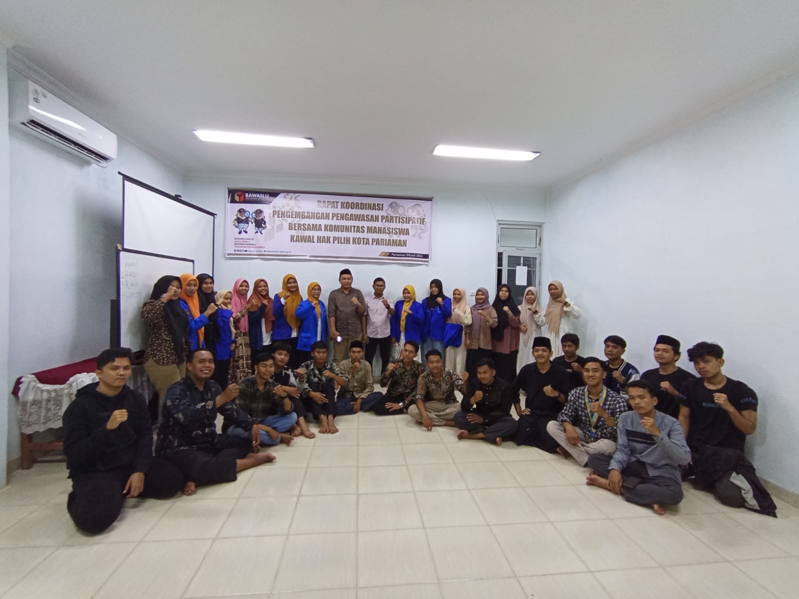 Foto Kordiv HPPH Bawaslu Kota Pariaman, Ulil Amri beserta staf foto bersama mahasiswa