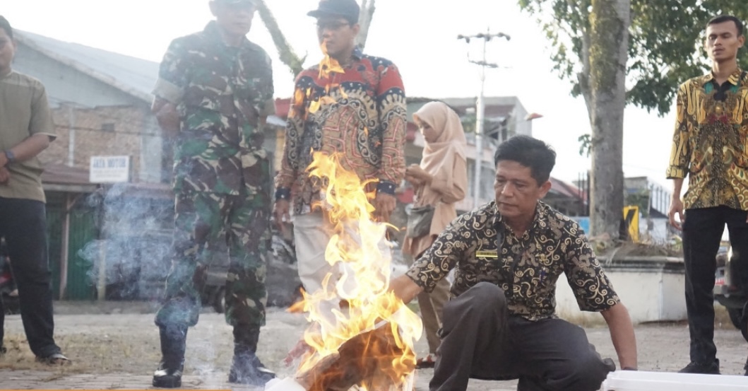 Foto pemusnahan surat suara yang tak layak dan berlebih