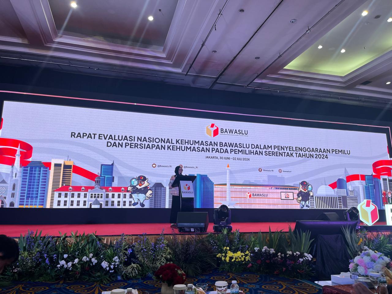 Foto Kordiv Pencegahan, Parmas dan Humas Bawaslu Republik Indonesia, Lolly Suhenty saat Membuka Acara Rapat Evaluasi Nasional Kehumasan, Minggu (30/06/24).