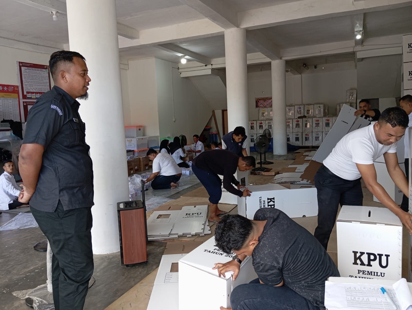 Foto Pengawasan Koordsek Bawaslu Kota Pariaman dalam penghitungan logistik untuk PSU