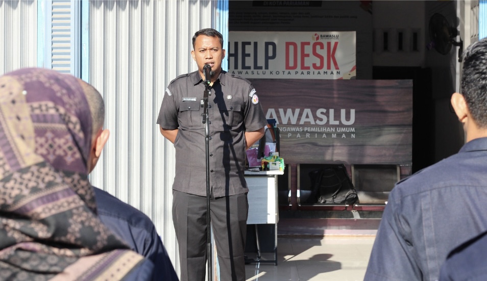 Foto yoga pimpin apel pagi bawaslu kota pariaman, senin (12/08/24)