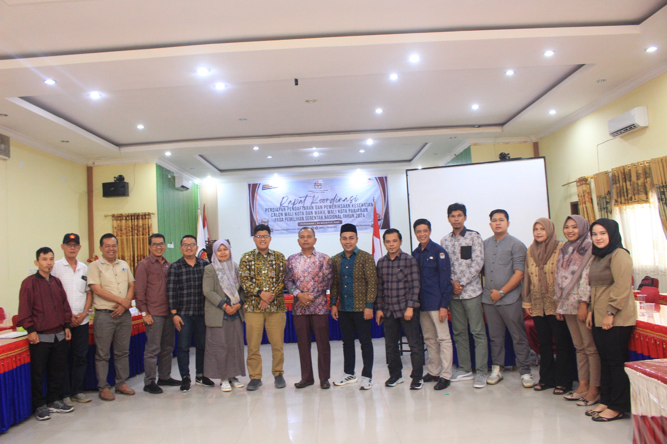 Foto bersama saat rakor persiapan pengawasan pendaftaran calon kepala daerah