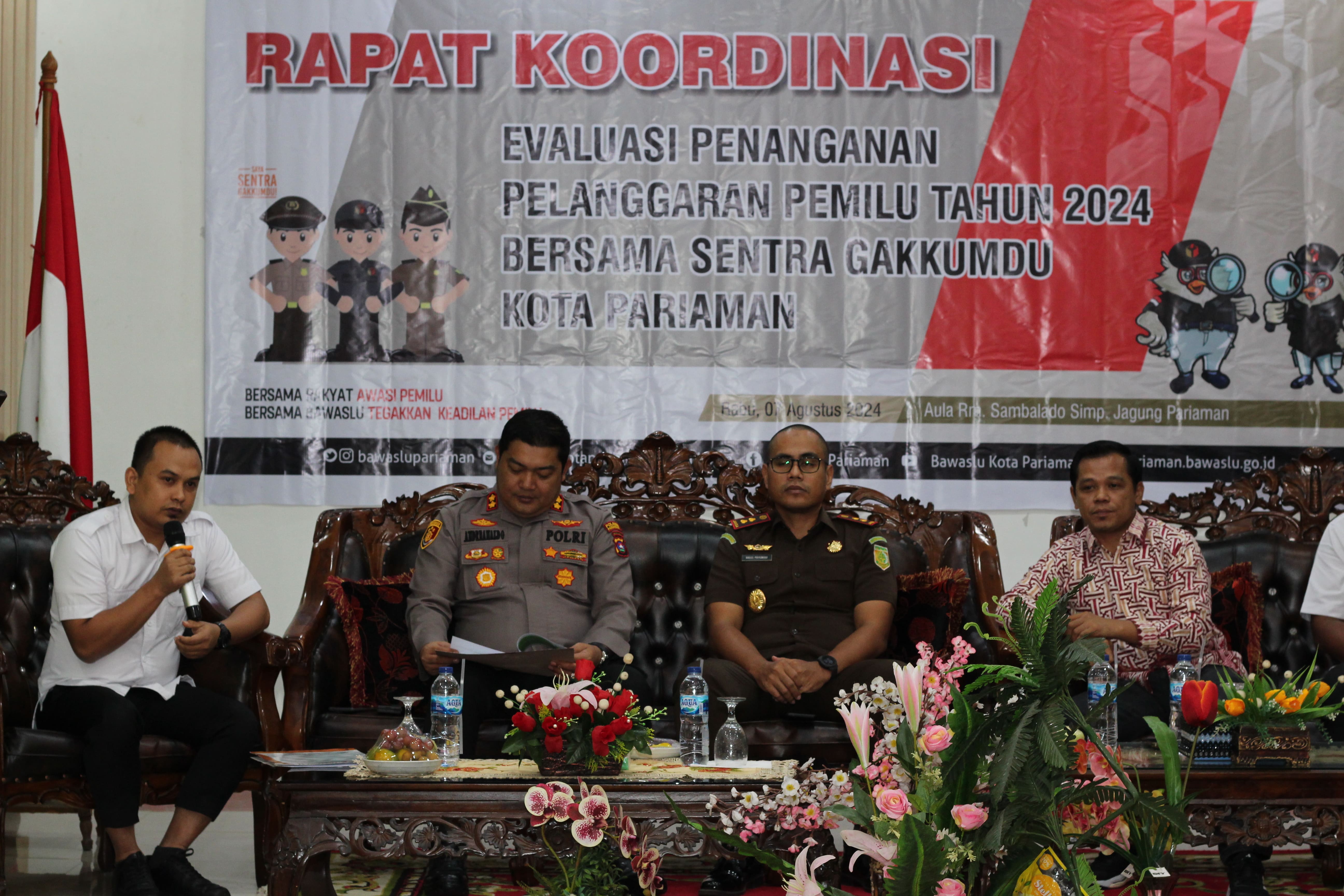 Foto saat Pimpinan akan menyampaikan materi kegiatan Rapat Koordinasi Evaluasi Penanganan Pelanggaran Pemilu 2024 bersama Gakkumdu