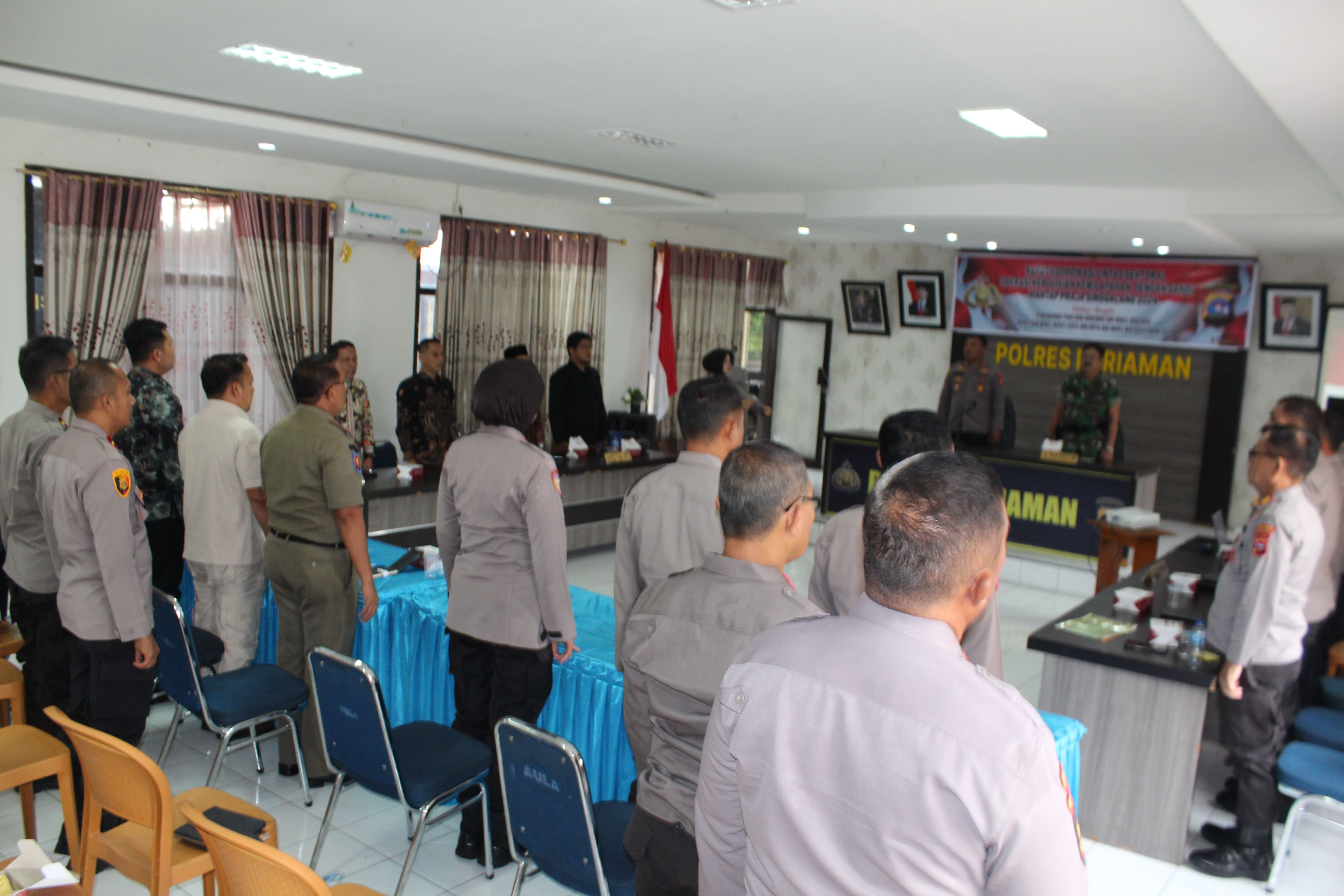 foto saat menyanyikan lagu indonesia raya pada rakor bersama polres pariaman