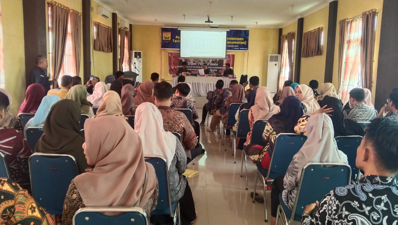 Foto saat Rapat Pleno Rekapitulasi DPHP tingkat Kecamatan Bawaslu Pariaman