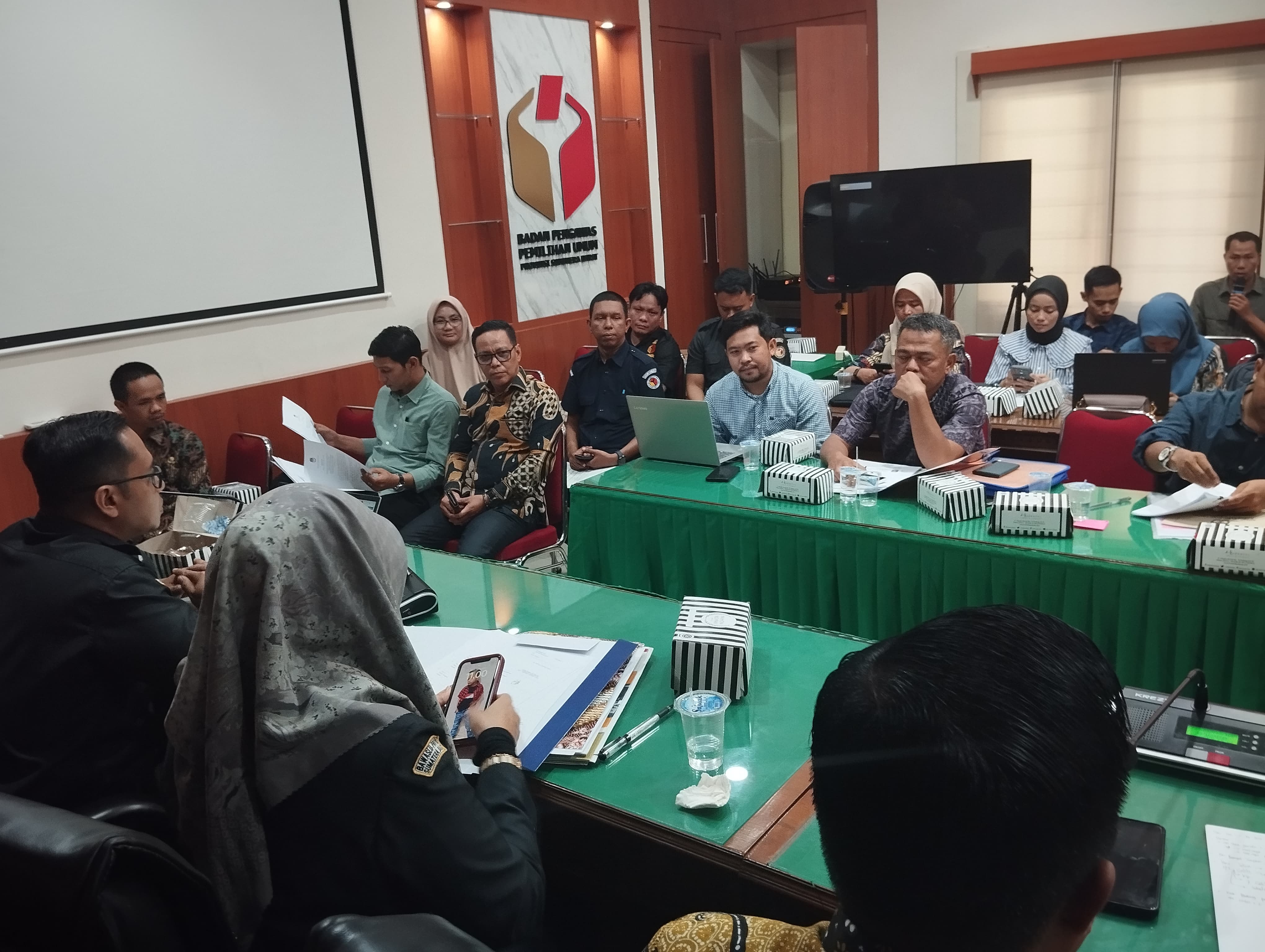 Foto Ketua Bawaslu, Riswan dan staf, Syaiful Abdi hadiri rakernis konsolidasi hasil pengawasan pleno rekapitulasi tingkat kota