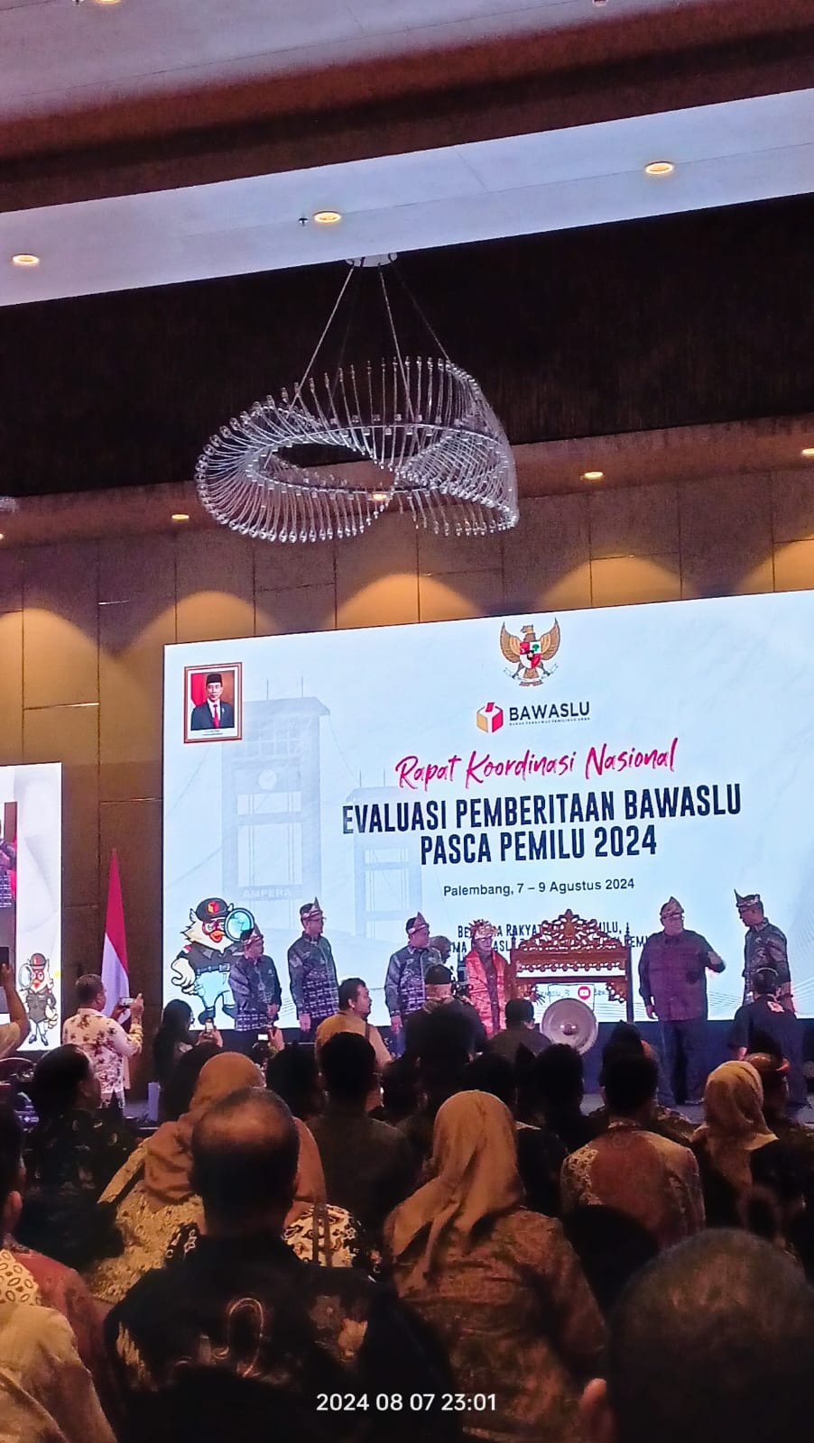 Foto Pimpinan Bawaslu Republik Indonesia dan jajarannya saat akan memukul gong pertanda acara rapat evaluasi pemberitaan bawaslu telah dibuka