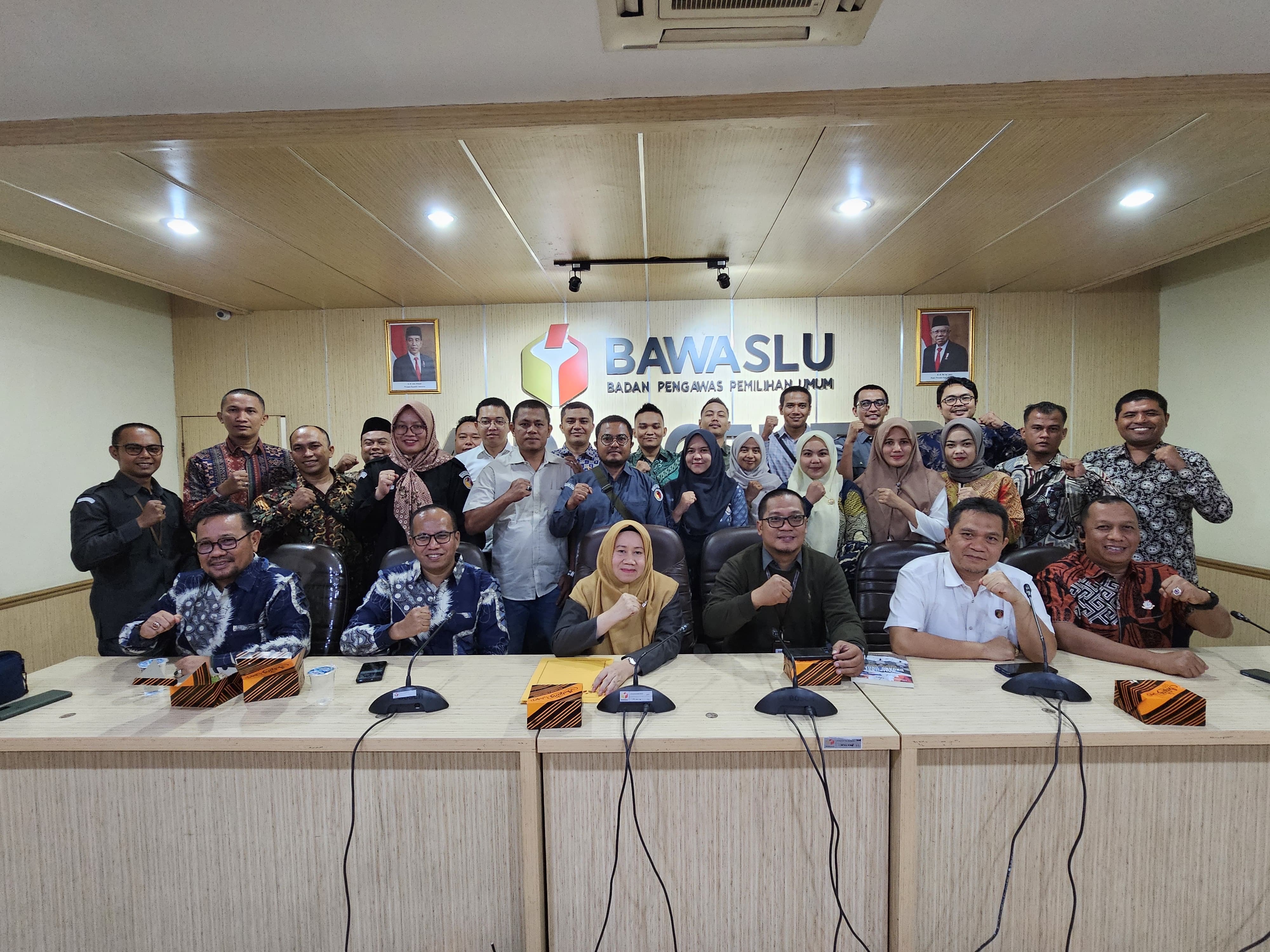 Foto bersama penyerahan laporan akhir sentra gakkumdu di Kantor Bawaslu RI, senin (12/08/24).