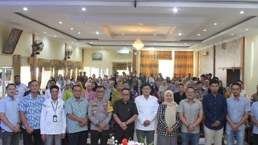 Foto Bersama Ketua Bawaslu Rapat Koordinasi yang diselenggarakan oleh KPU