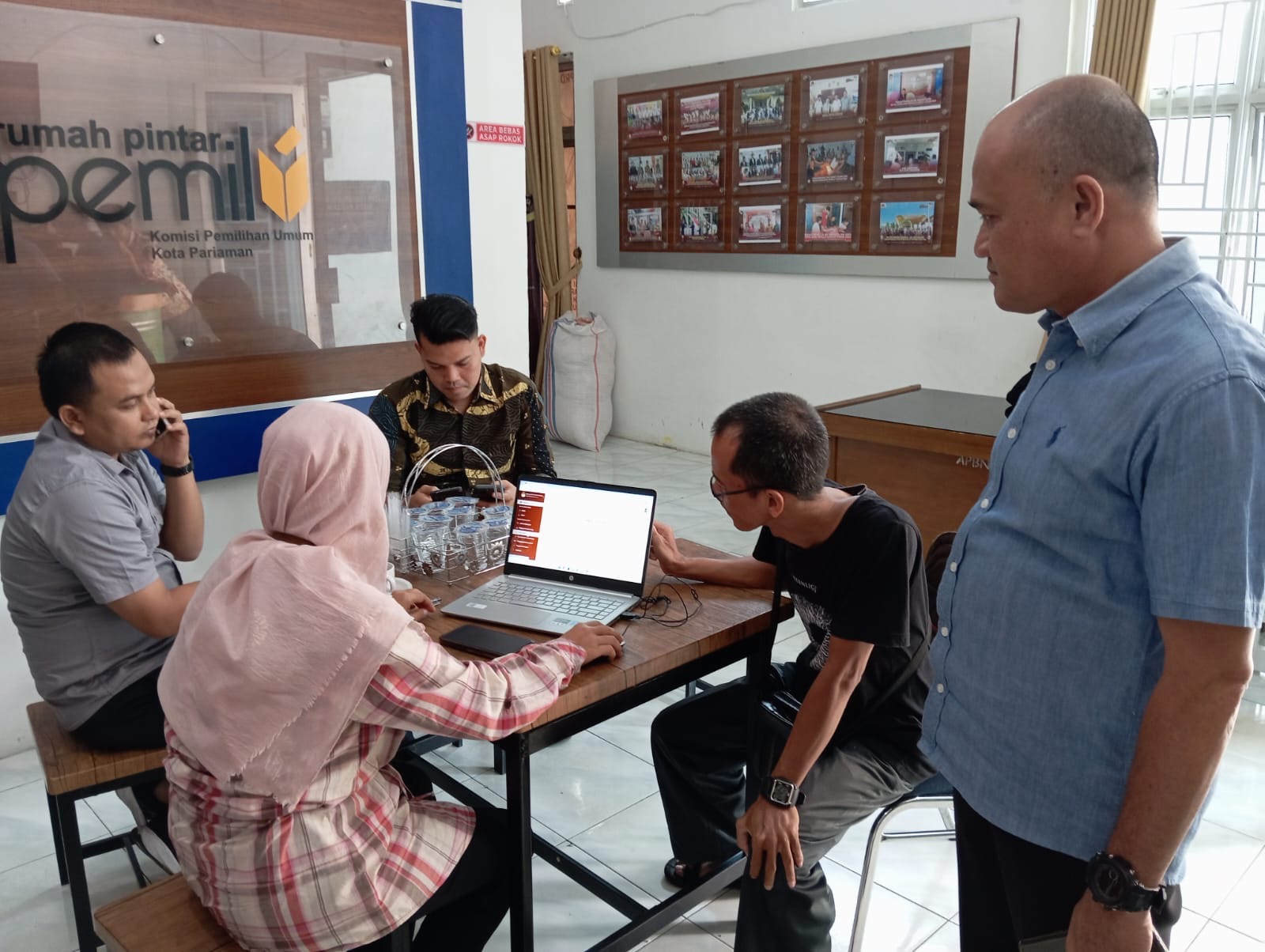 Foto pengawasan bawaslu kota pariaman terhadap perbaikan persyaratan calon walikota dan wakil walikota pariaman