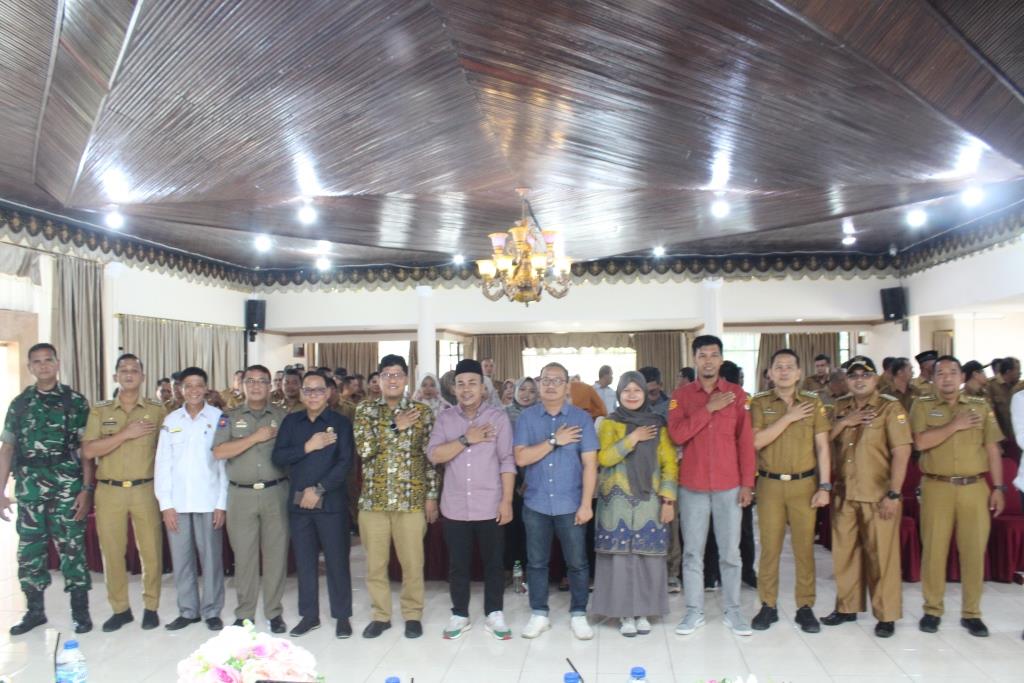 Foto Bersama Ketua Bawaslu Kota Pariaman Riswan saat kegiatan Rapat Koordinasi Pelaksanaan Kampanye Pemilihan Walikota dan Wakil Walikota Pariaman Tahun 2024