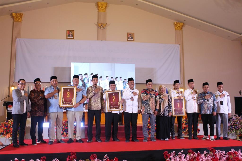 Foto Bersama Ketua Bawaslu Kota Pariaman dengan Pimpinan KPU dan ketiga pasangan calon walikota dan wakil walikota pariaman tahun 2024