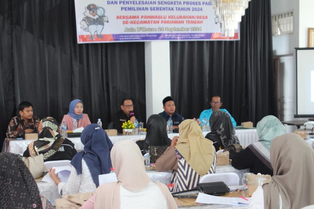 Ketua Bawaslu Kota Pariaman Riswan saat menjadi Narasumber dalam kegiatan bimtek Panwascam dengan PKD