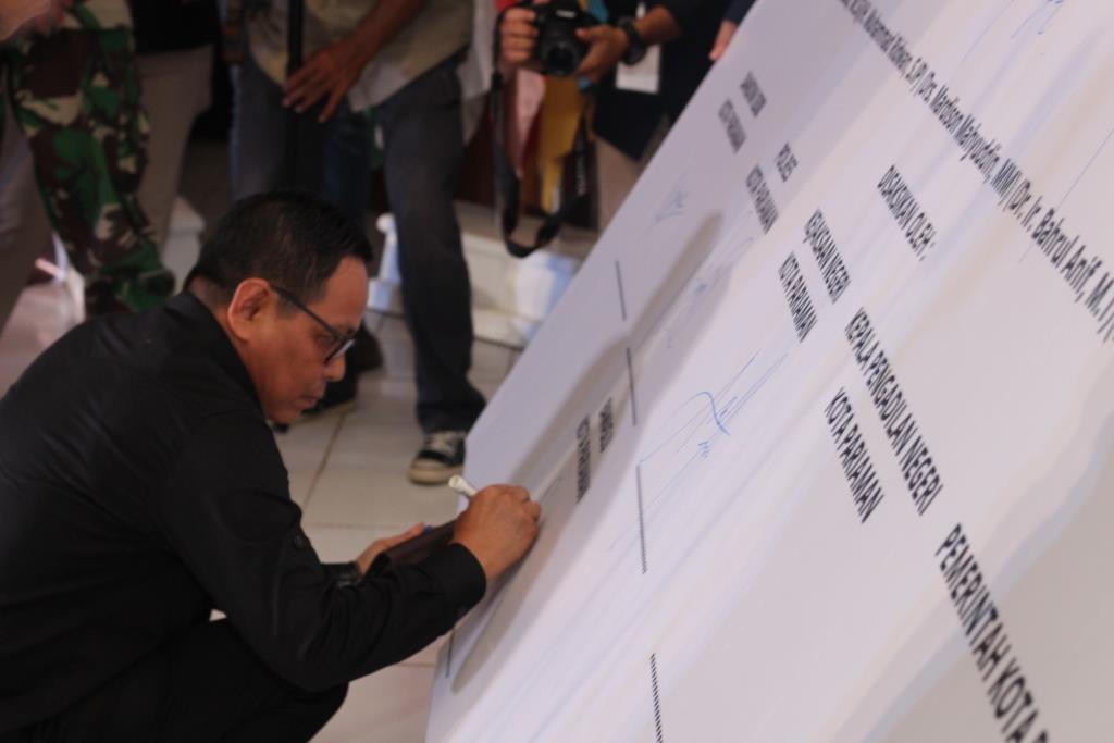 Foto Ketua Bawaslu saat Menandatangani Deklarasi kampanye damai