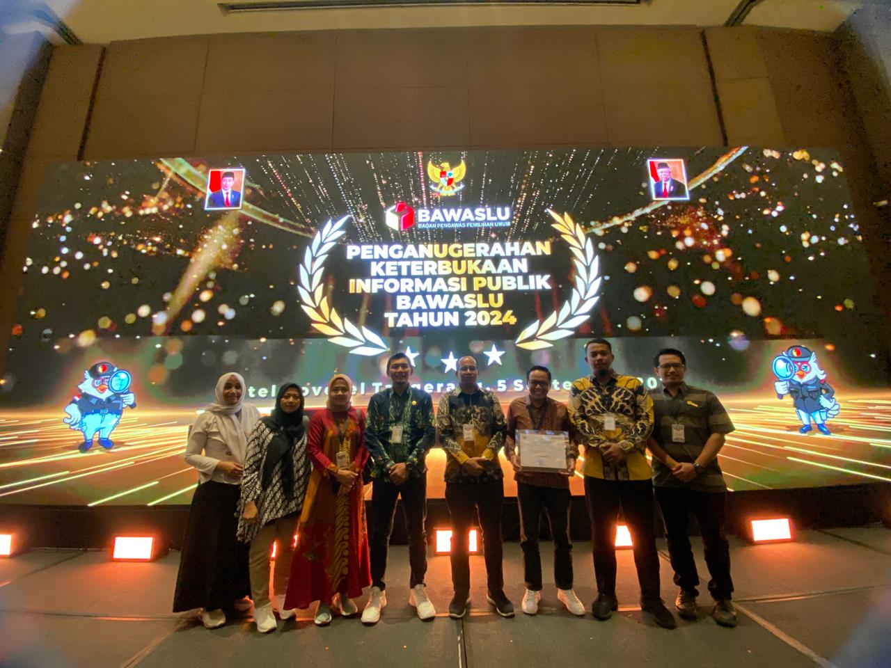 Foto pemberian penghargaan kepada bawaslu kota pariaman atas prestasi 15 terbaik tingkat nasional terkait keterbukaan informasi publik