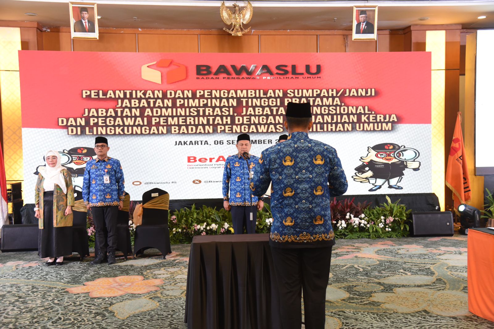 Foto pembacaan Pakta Integritas Pelantikan Bawaslu oleh Yoga Tri Rizki Ananda