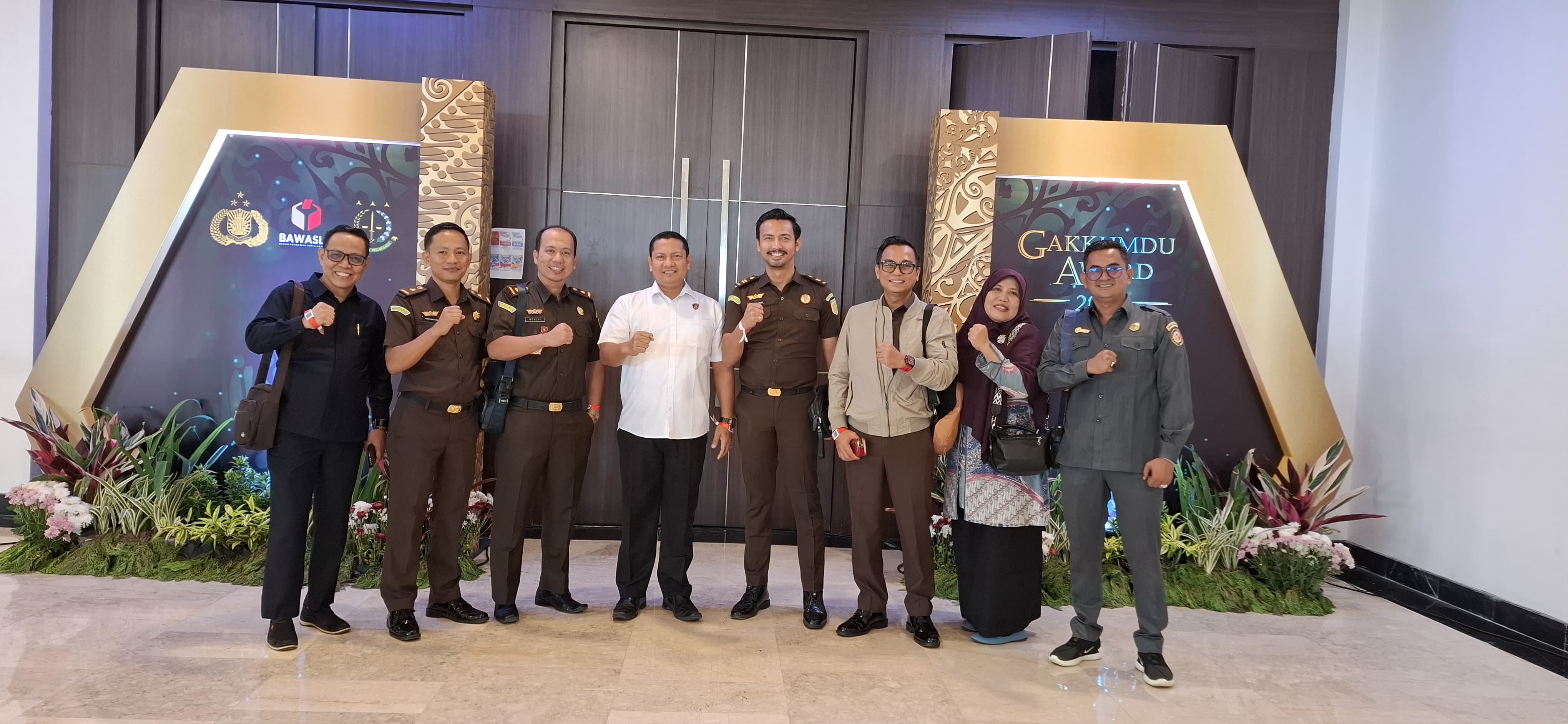 Foto Ketua Bawaslu Kota Pariaman dengan Kordsek Bawaslu Kabupaten Padang Pariaman dan Unsur Kejaksaan Pariaman