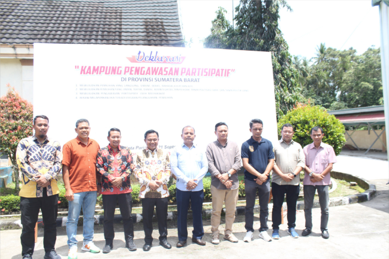 Foto bersama Pimpinan Bawaslu Provinsi dan Kota Pariaman dalam Deklarasi kampung pengawasan di Kota Pariaman