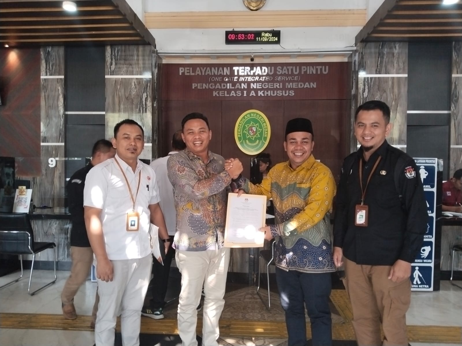 Foto Ulil Amri saat serah terima berita acara klarifikasi calon walikota dan wakil walikota pariaman