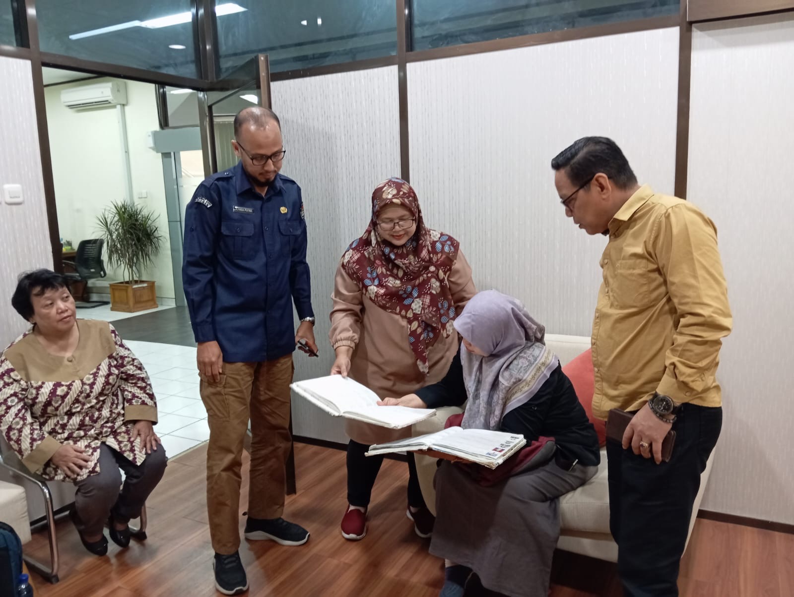 Foto Ketua Bawaslu Kota Pariaman saat mengawasi Verifikasi Faktual Dokumen Calon Kepala Daerah yang dilakukan oleh KPU