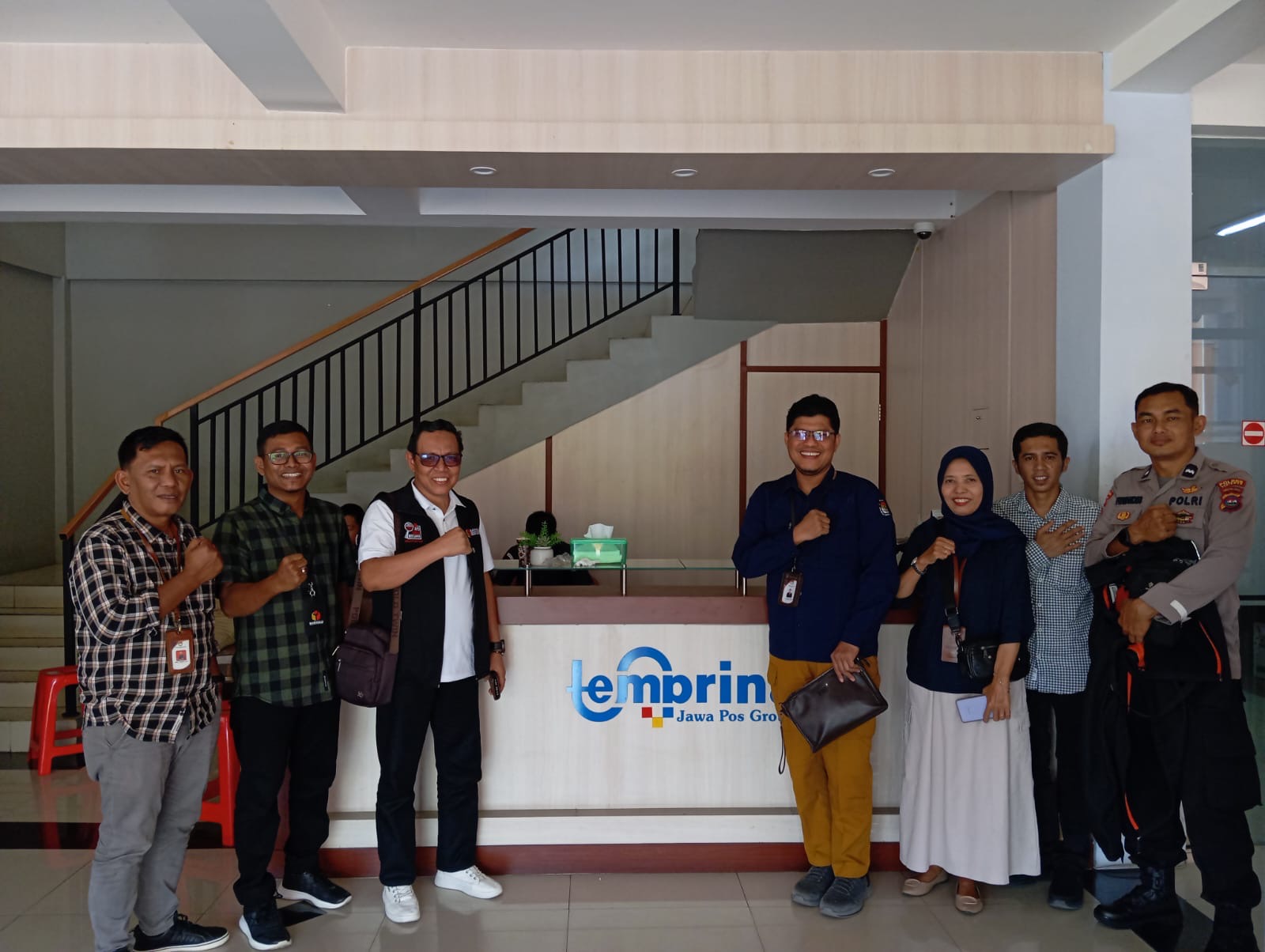 Ketua dan staf Bawaslu kota pariaman melakukan pengawasan logistik di semarang