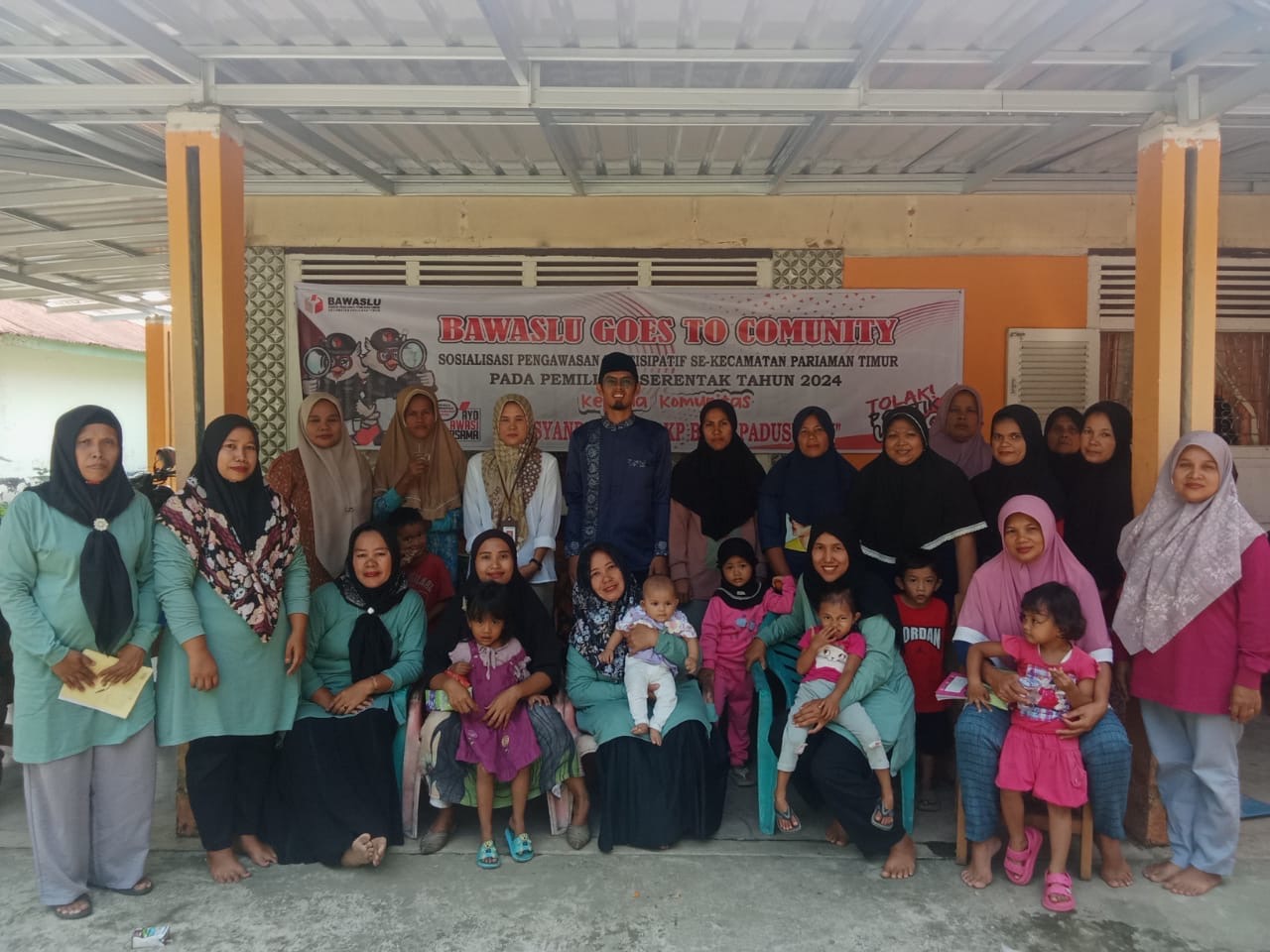 Foto anggota panwascam husnul fajri bersama komunitas posyandu balita di kampung baru padusunan dalam kegiatan bawaslu goes to community