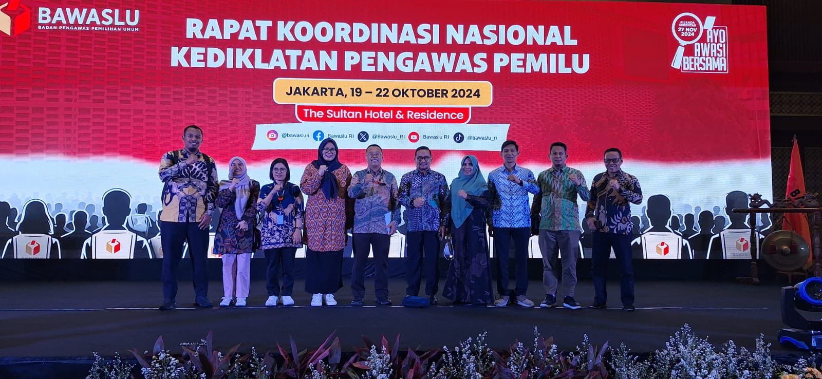Foto bersama Pimpinan dan Korsek Bawaslu Kabupaten/Kota se-Sumatera Barat dalam kegiatan Rapat Koordinasi Nasional Kediklatan Pengawas Pemilu yang dilaksanakan pada sabtu-selasa, tanggal 19 sampai dengan tanggal 22 Oktober 2024