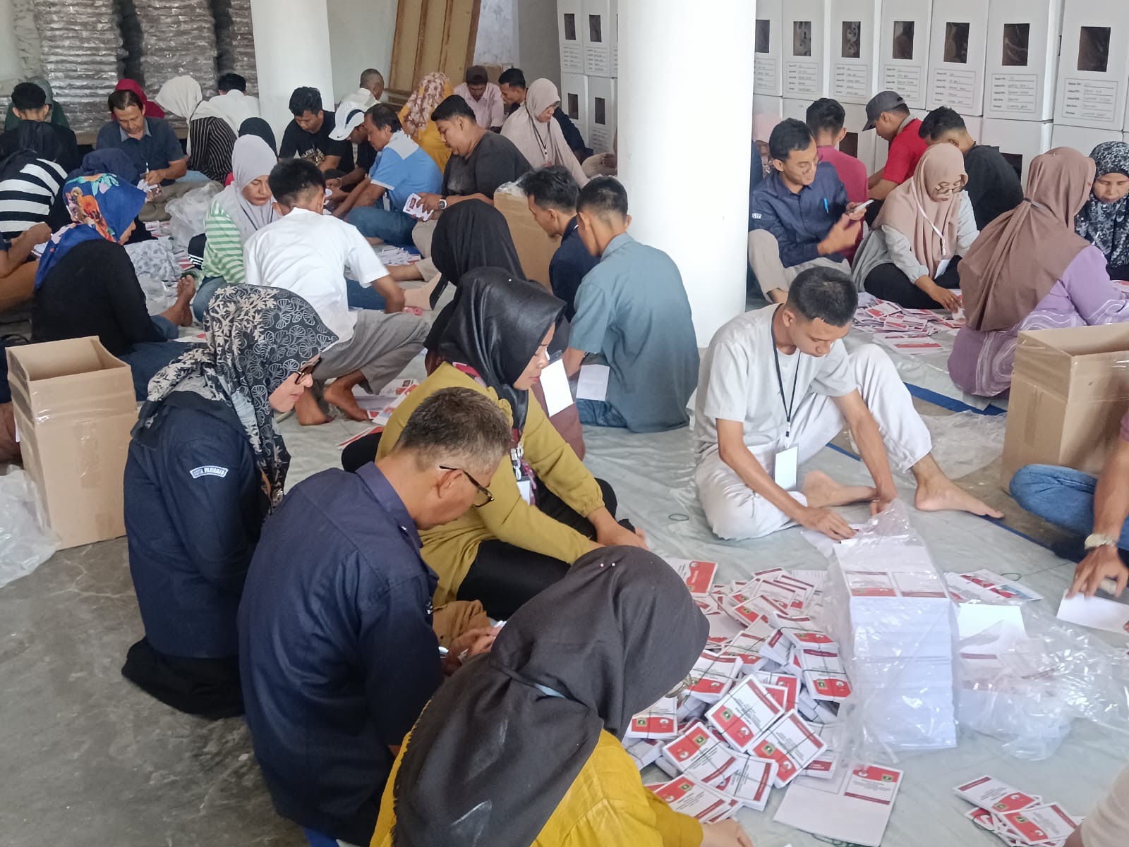 Foto Bawaslu Pariaman saat mengawasi sortir dan lipat surat suara gubernur dan wakil gubernur serta walikota dan wakil walikota pada pemilihan serentak tahun 2024 