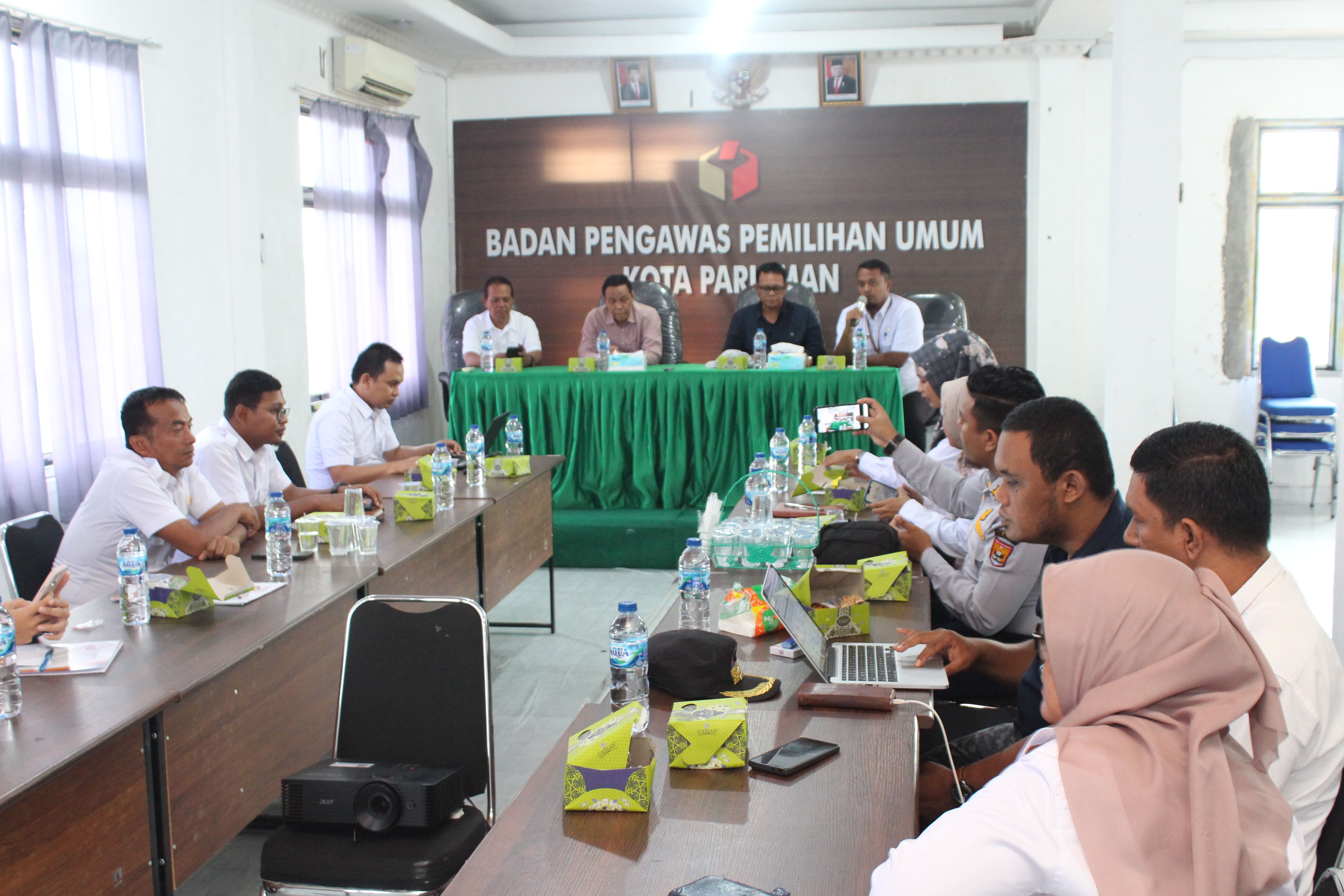 Foto saat rapat pembentukan kelompok kerja pengawasan kampanye