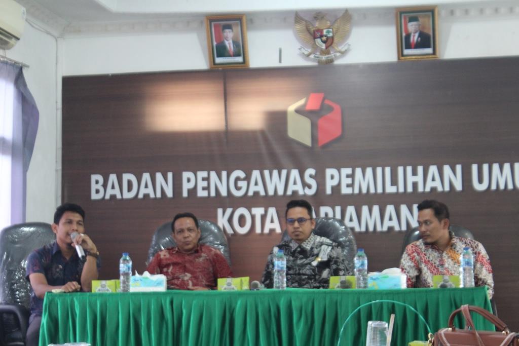Foto pimpinan bawaslu kota pariaman dan pimpinan komisi informasi provinsi sumatera barat