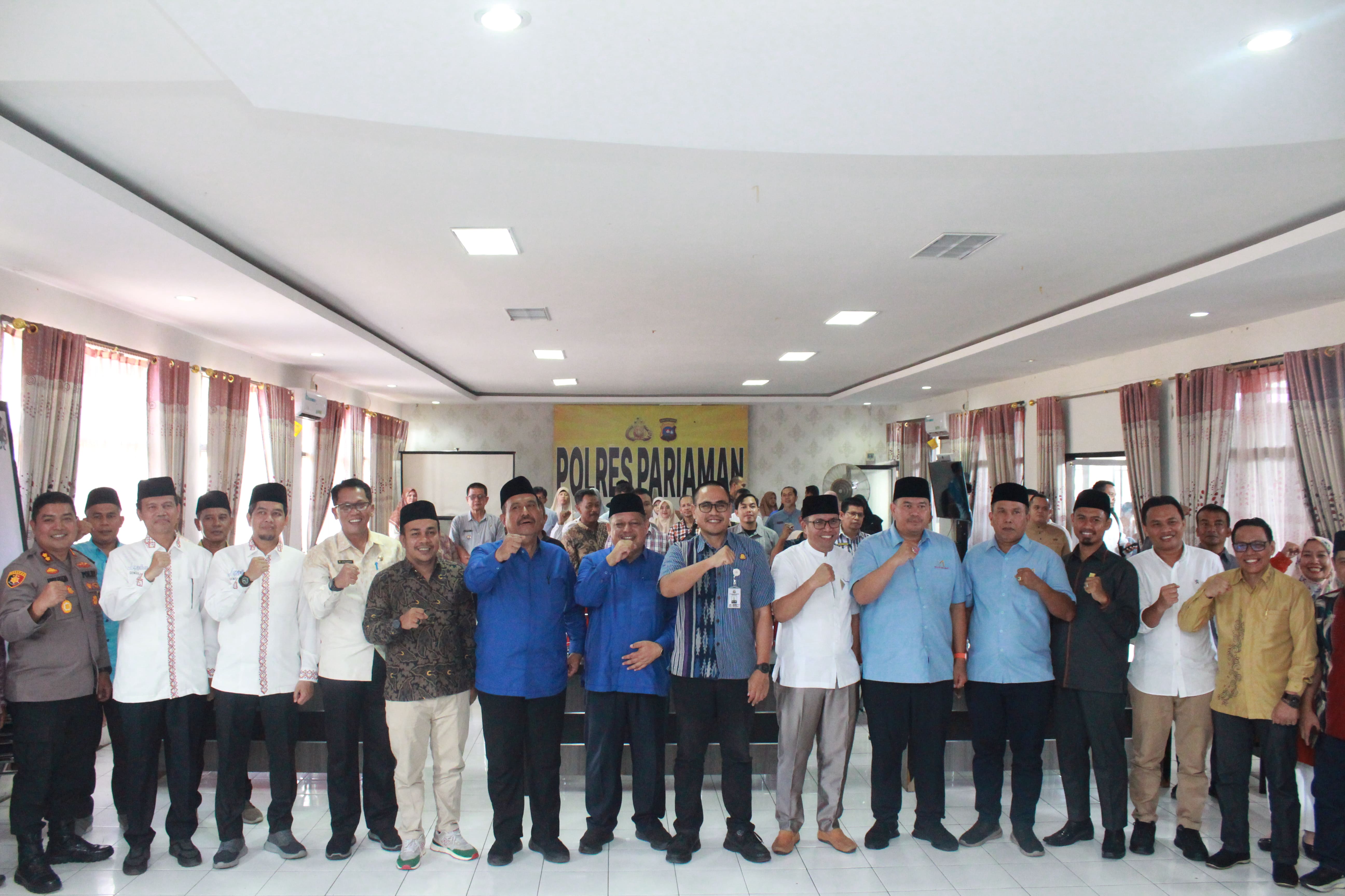 Foto bersama ketiga pasangan calon walikota dan wakil walikota Pariaman, pimpinan bawaslu dan peserta undangan deklarasi