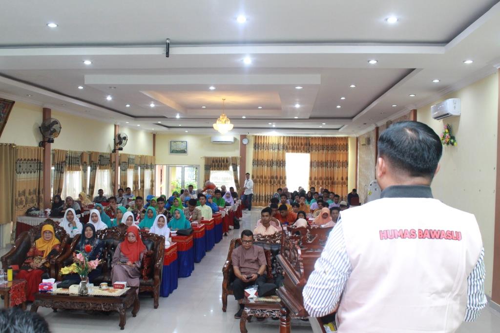 Foto Pimpinan Bawaslu Pariaman Muhammad Khadafi membuka acara sosialisasi pengawasan partisipatif bersama Pemilih Pemula, jumat (04/10/24)