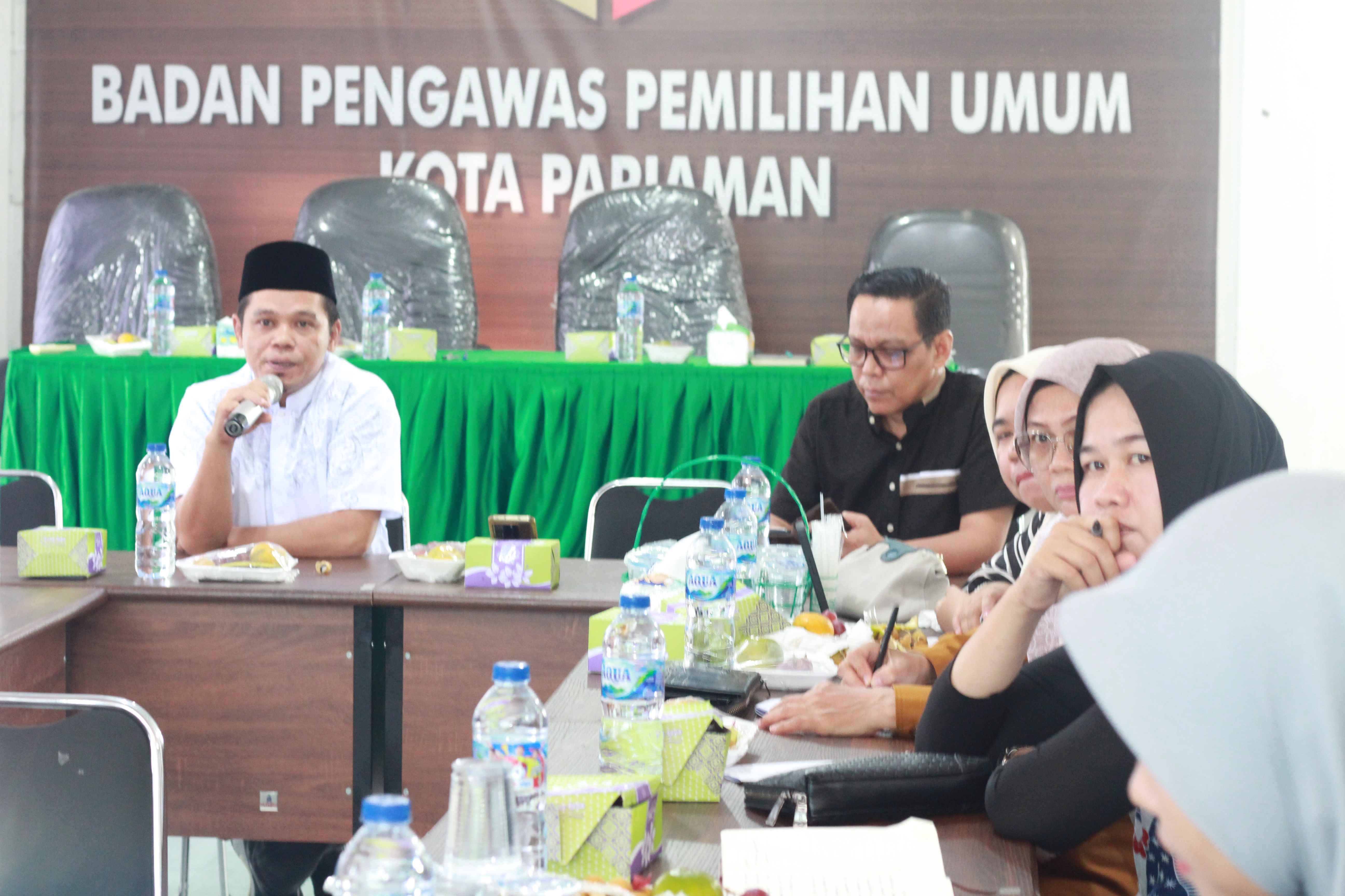 Foto saat Kordiv PPPS Bawaslu Kota Pariaman, Elmahmudi sedang memberikan arahan kepada peserta rapat
