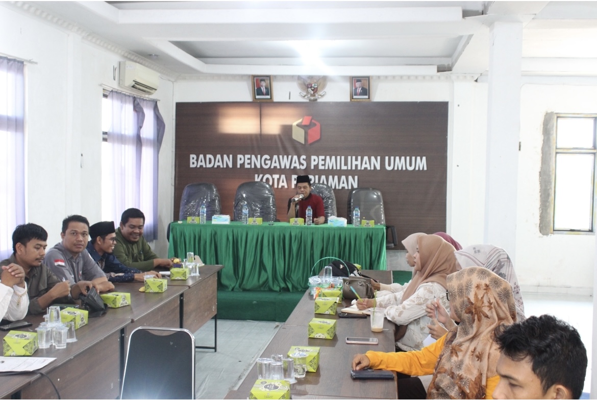 Foto kordiv PPPS Bawaslu kota pariaman memimpin tapat dengan panwascam se kota pariaman